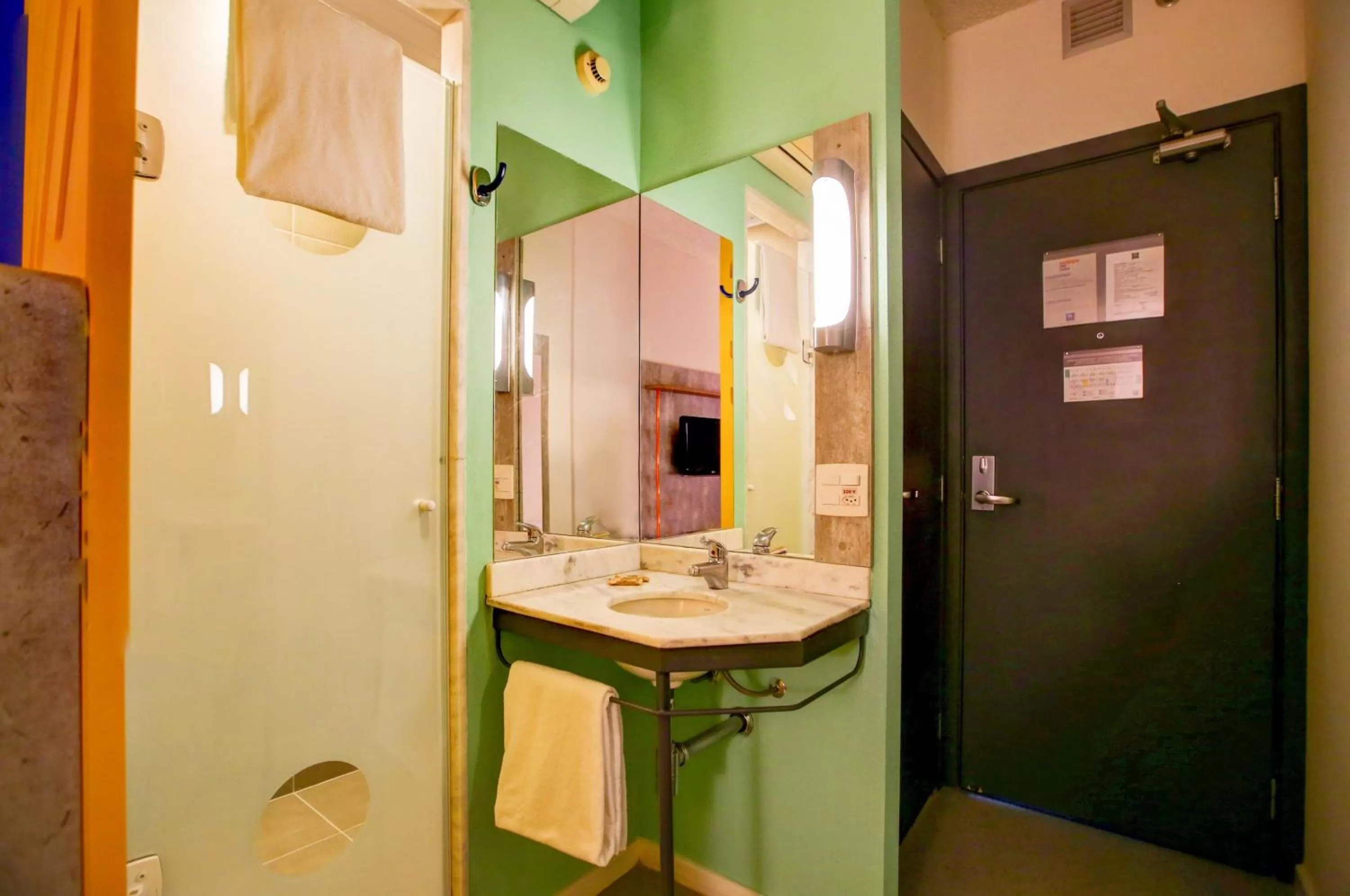 Bathroom in ibis budget Tambore