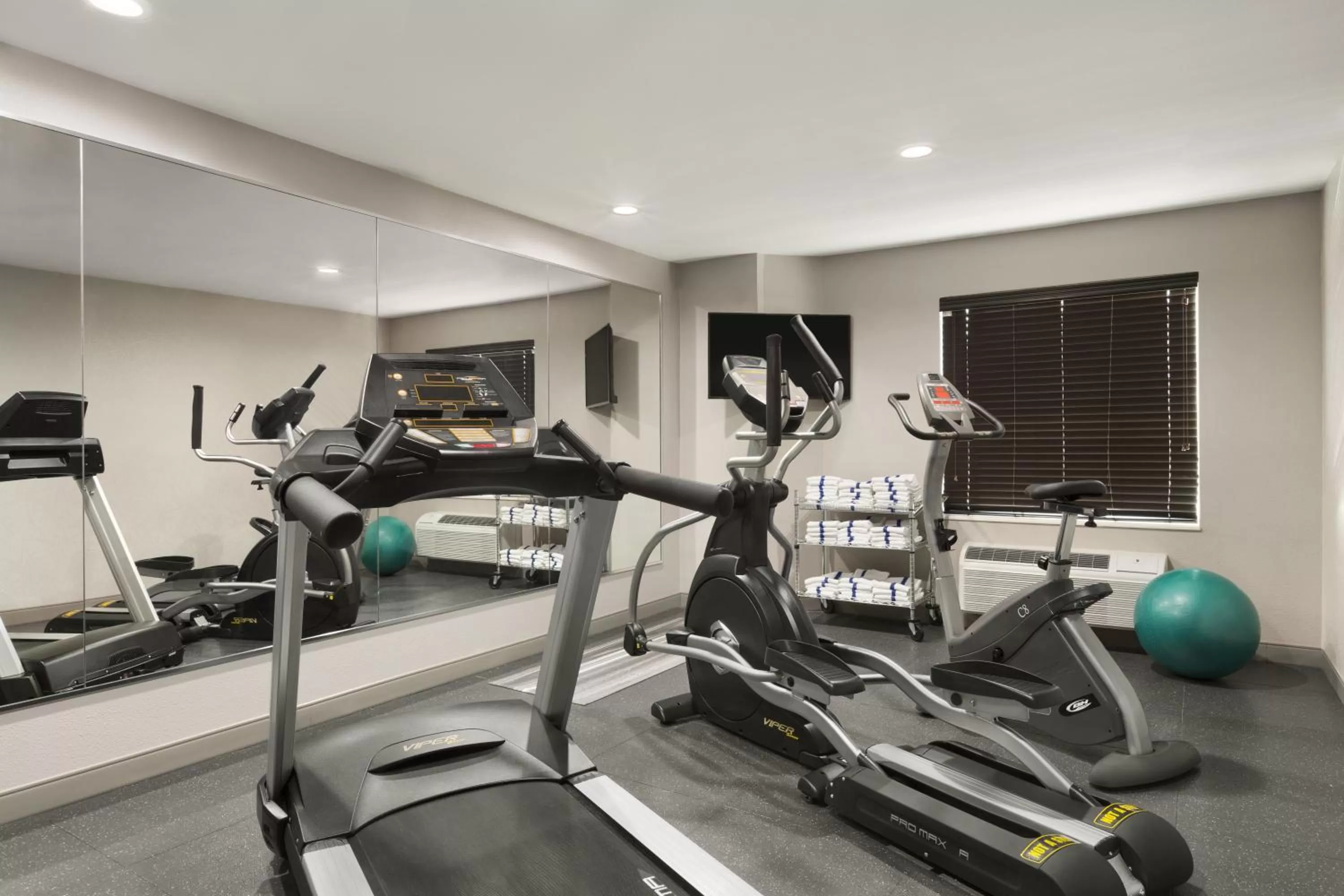 Fitness centre/facilities in Country Inn & Suites by Radisson, San Antonio Medical Center, TX