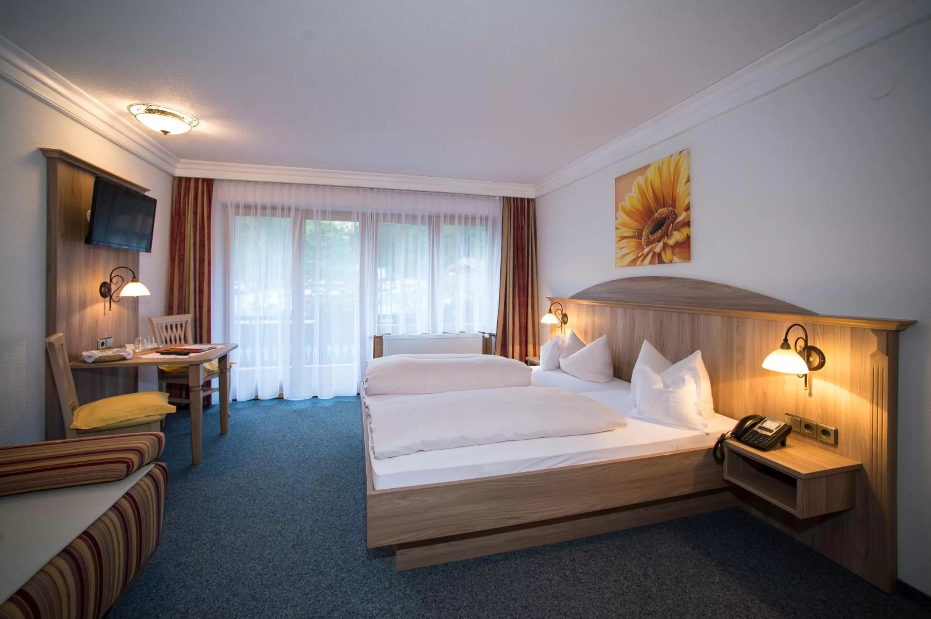 Photo of the whole room, Bed in Aktivhotel & Gasthof Schmelz Ihr familienfreundliches Urlaubs Hotel mit Wellness Almsauna ab Februar Chiemgau Karte