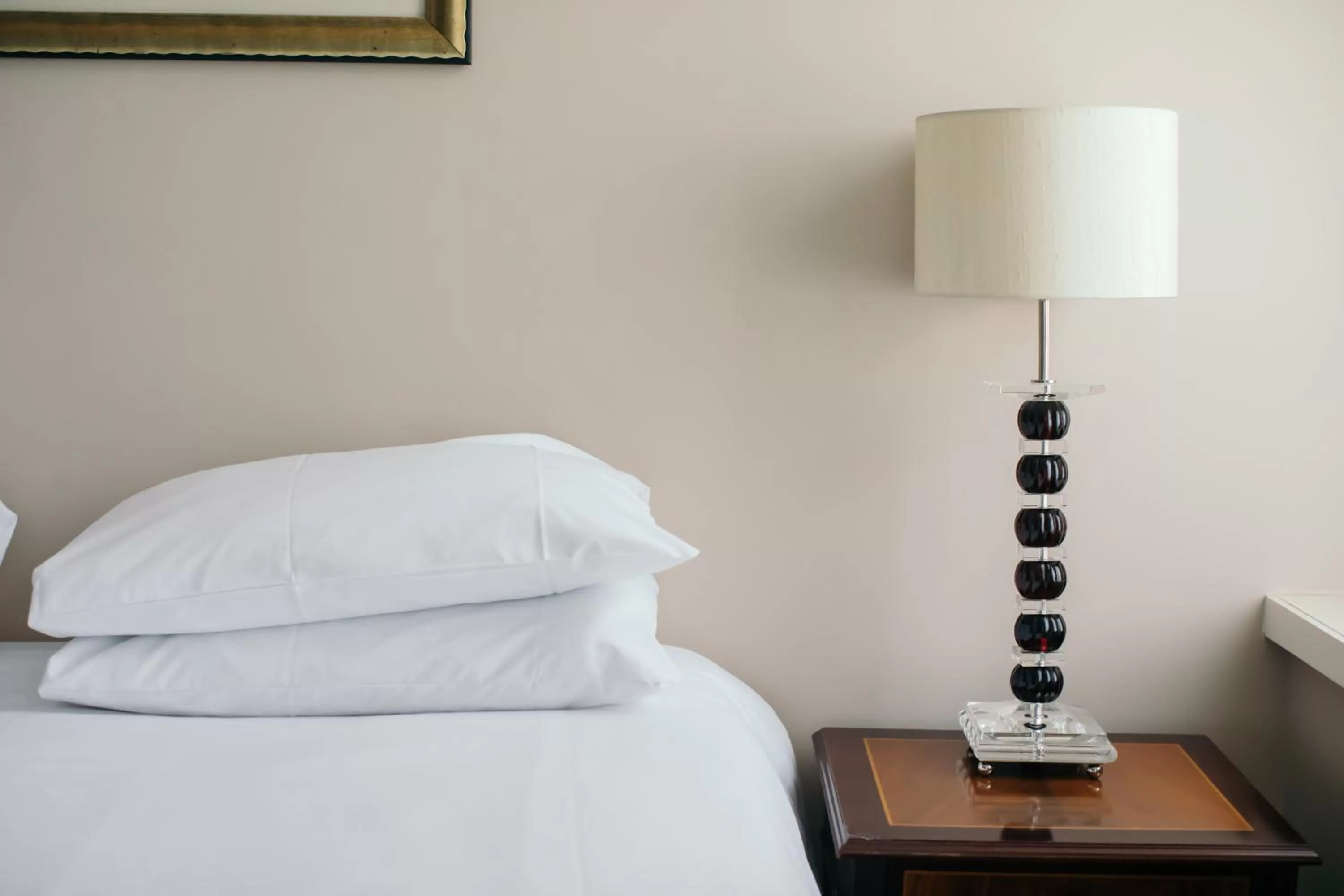 Bedroom, Bed in Royal Hotel, Bar & Grill