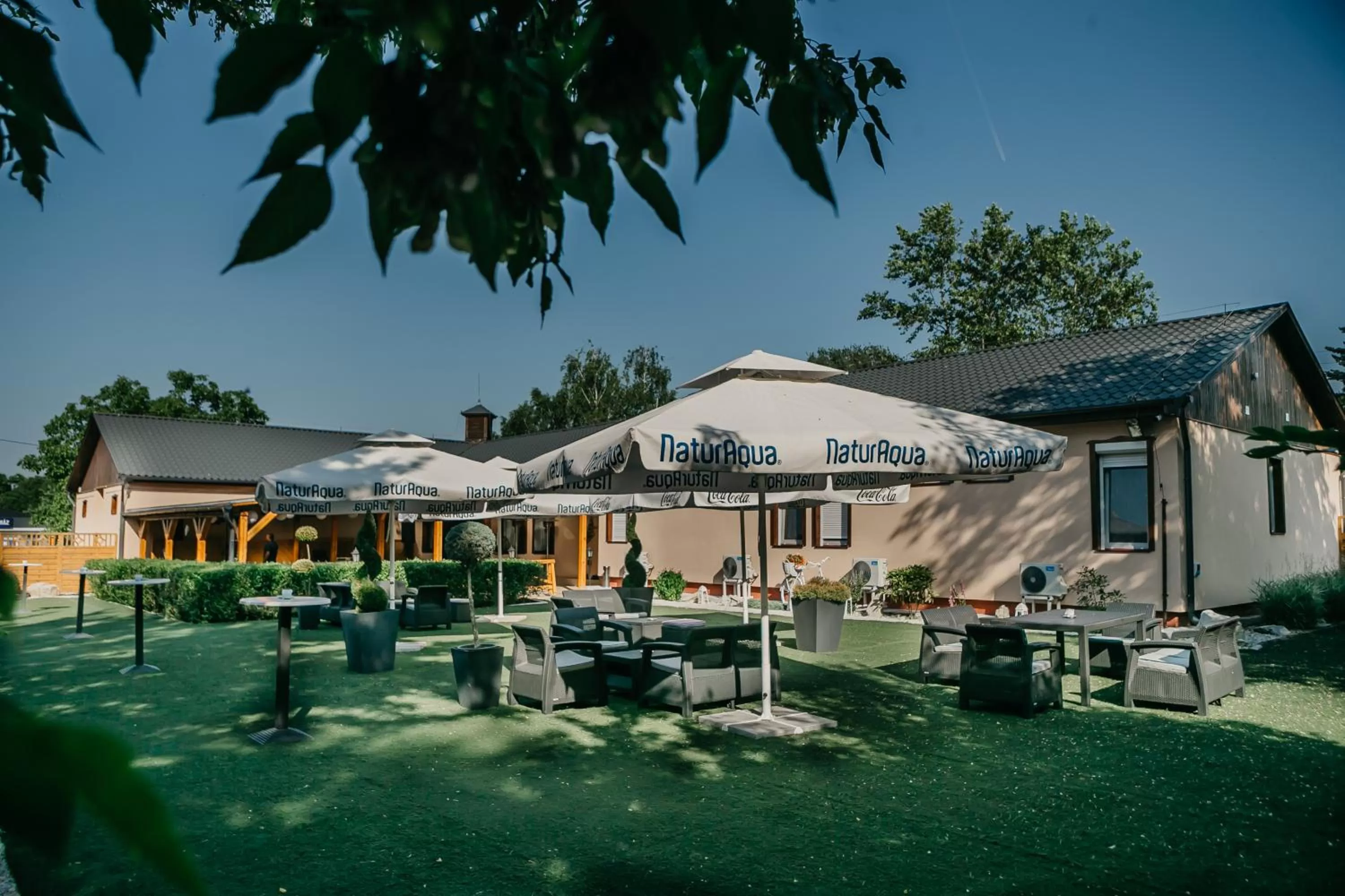 Restaurant/Places to Eat in Sztár Motel Étterem