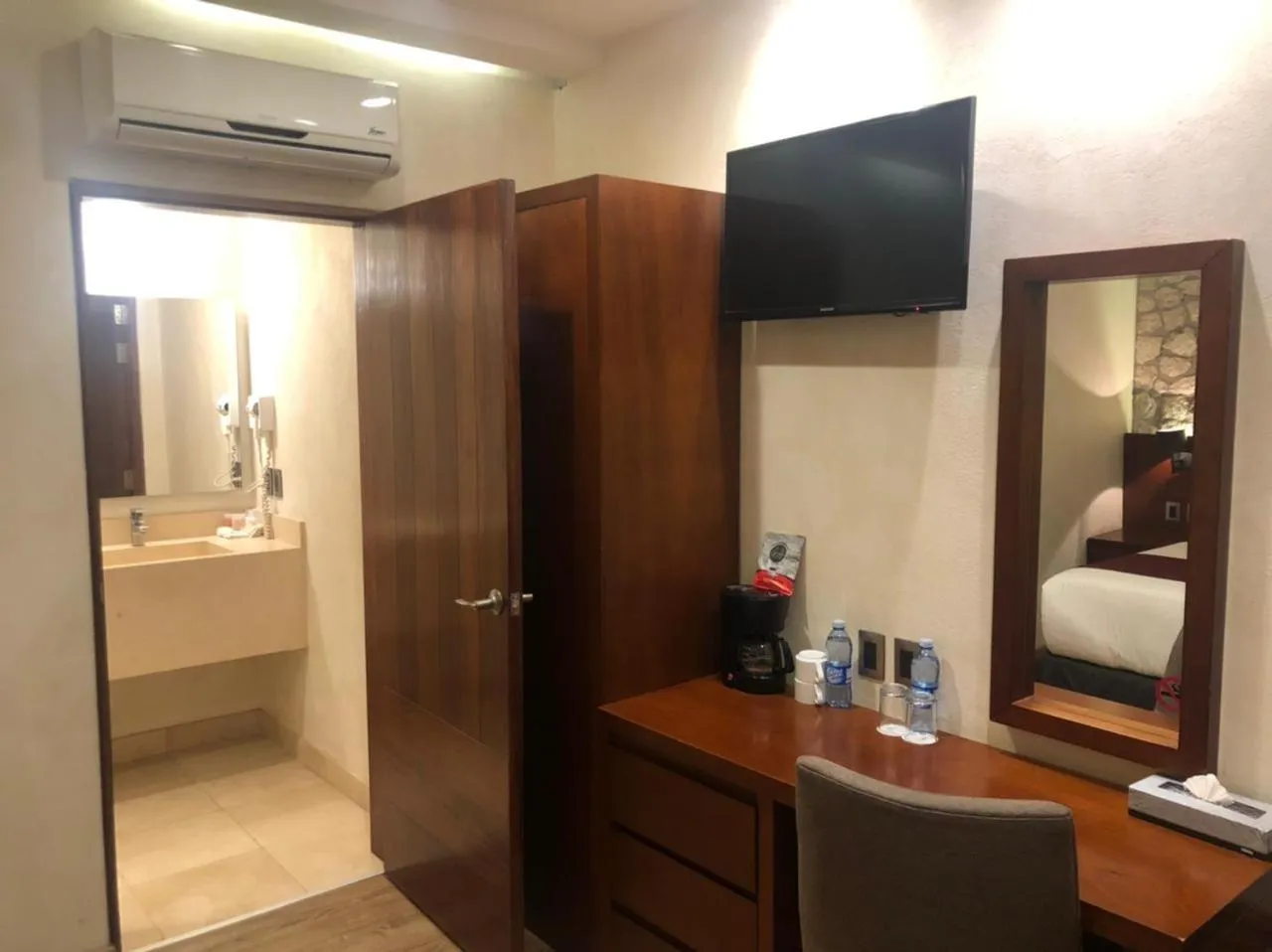 Photo of the whole room in Hotel Madero