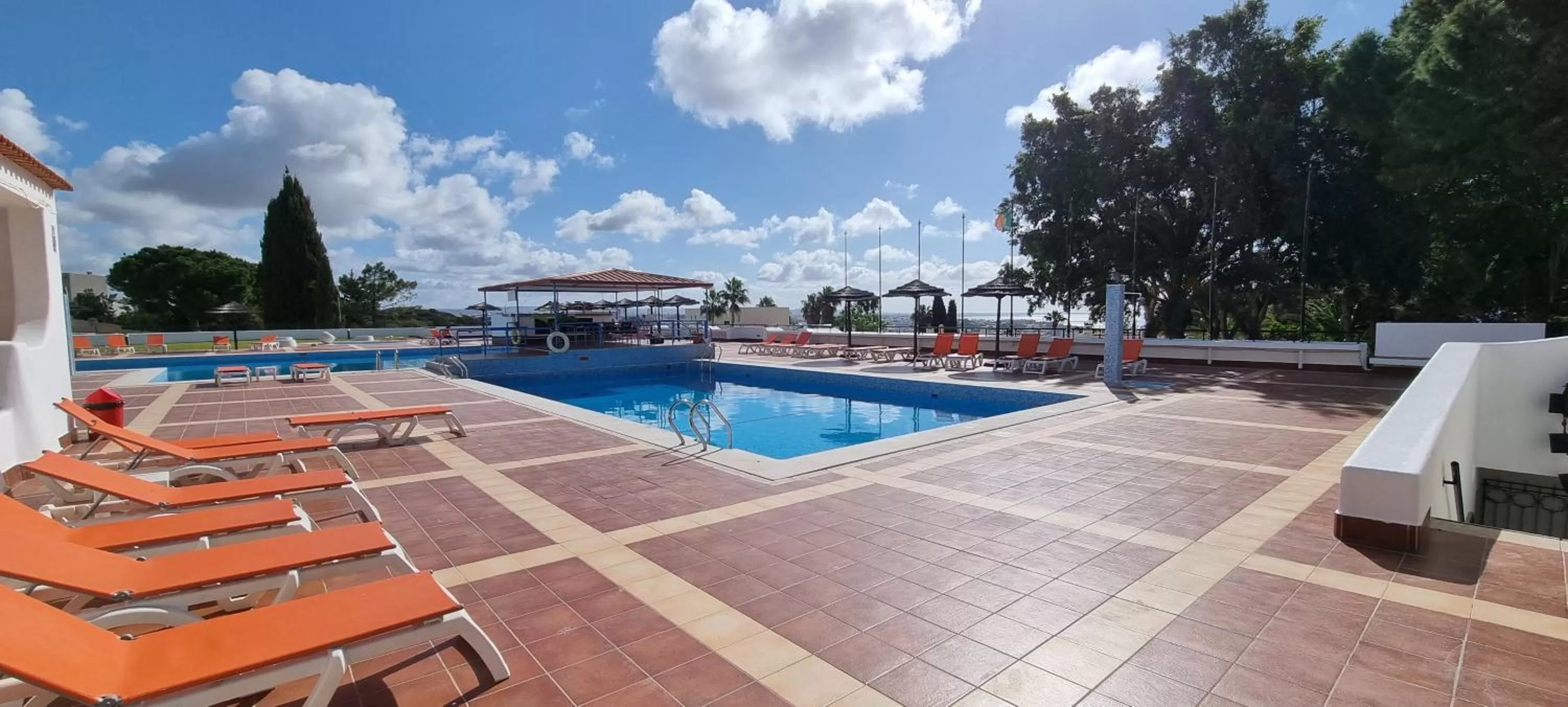 Swimming pool in Albufeira Jardim by Umbral