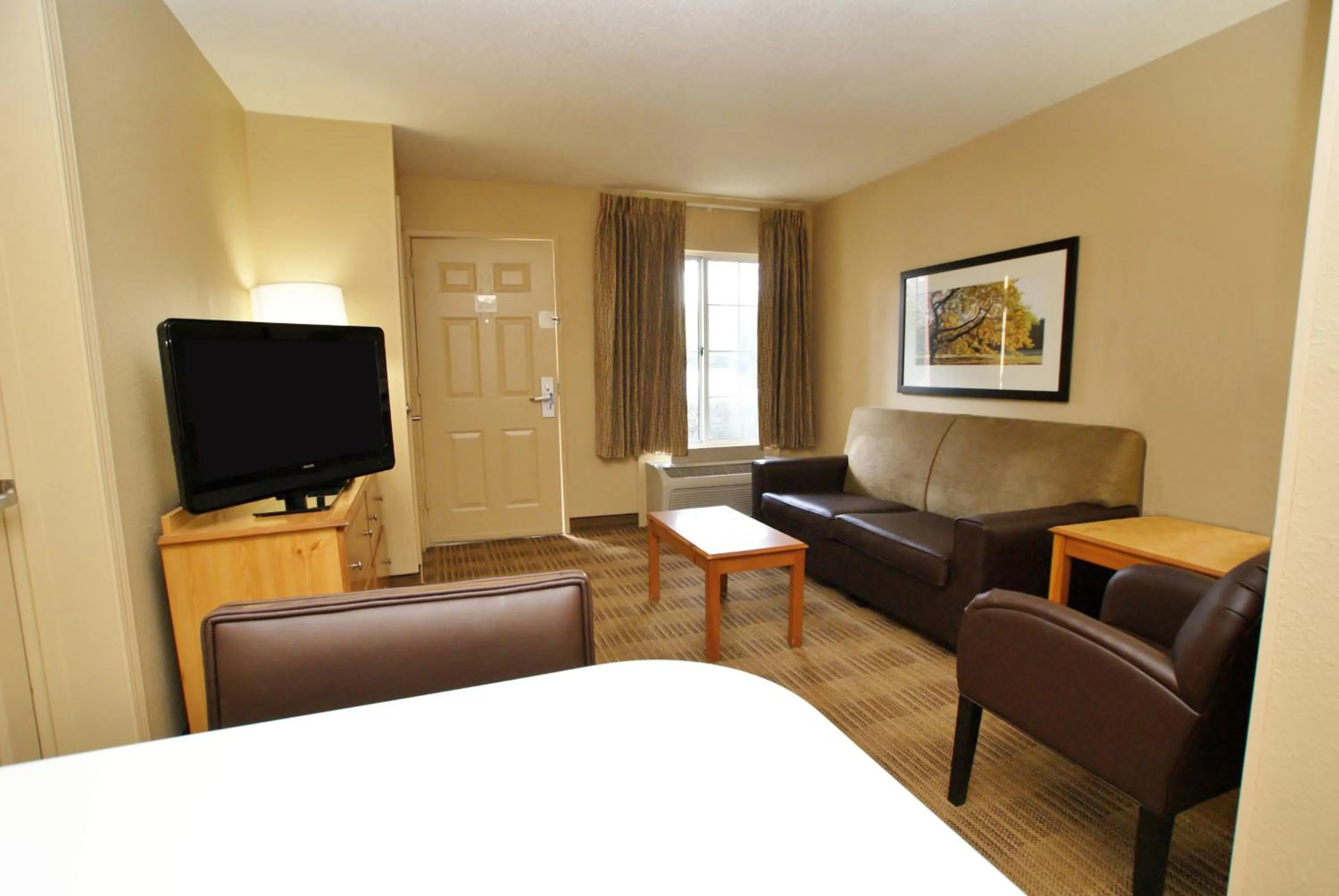 TV and multimedia, Bed in Extended Stay America Suites - Portland - Tigard