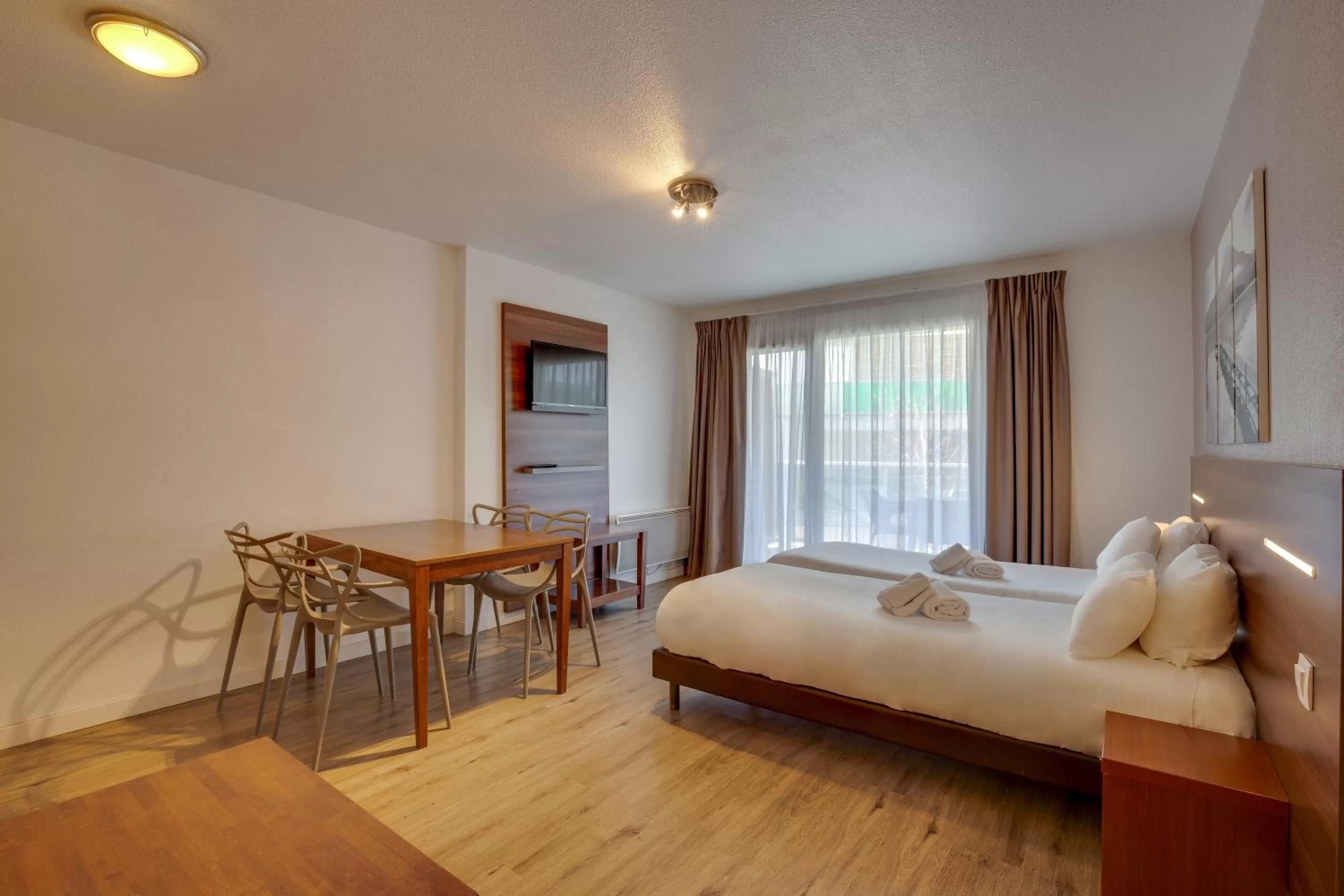 Photo of the whole room, Bed in Résidence Azurea