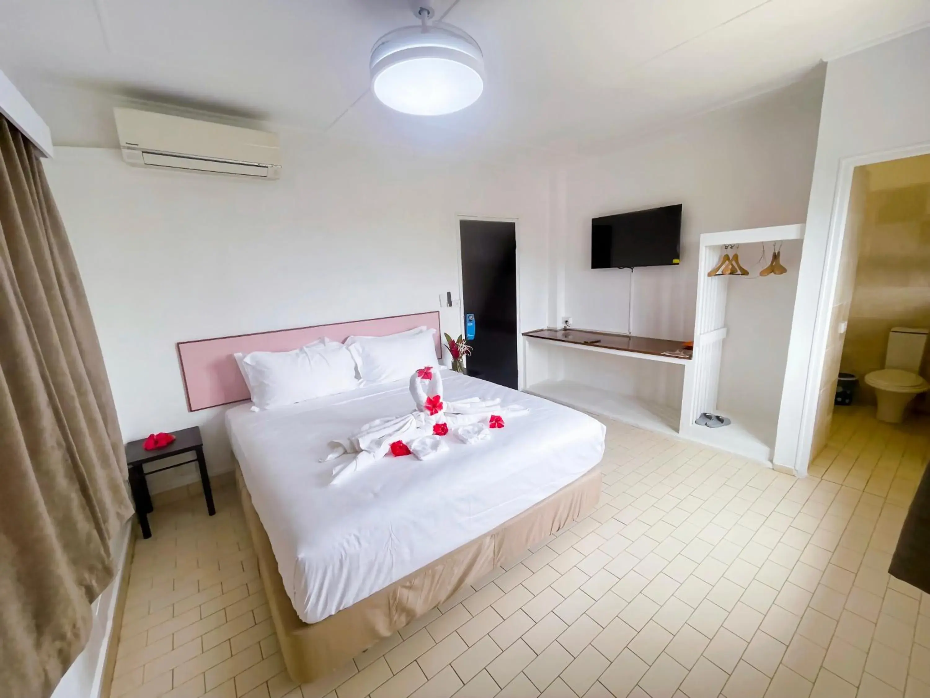 Deluxe Queen Room in Coconut Palms Resort Vanuatu Deluxe Queen Room in Coconut Palms Resort Vanuatu