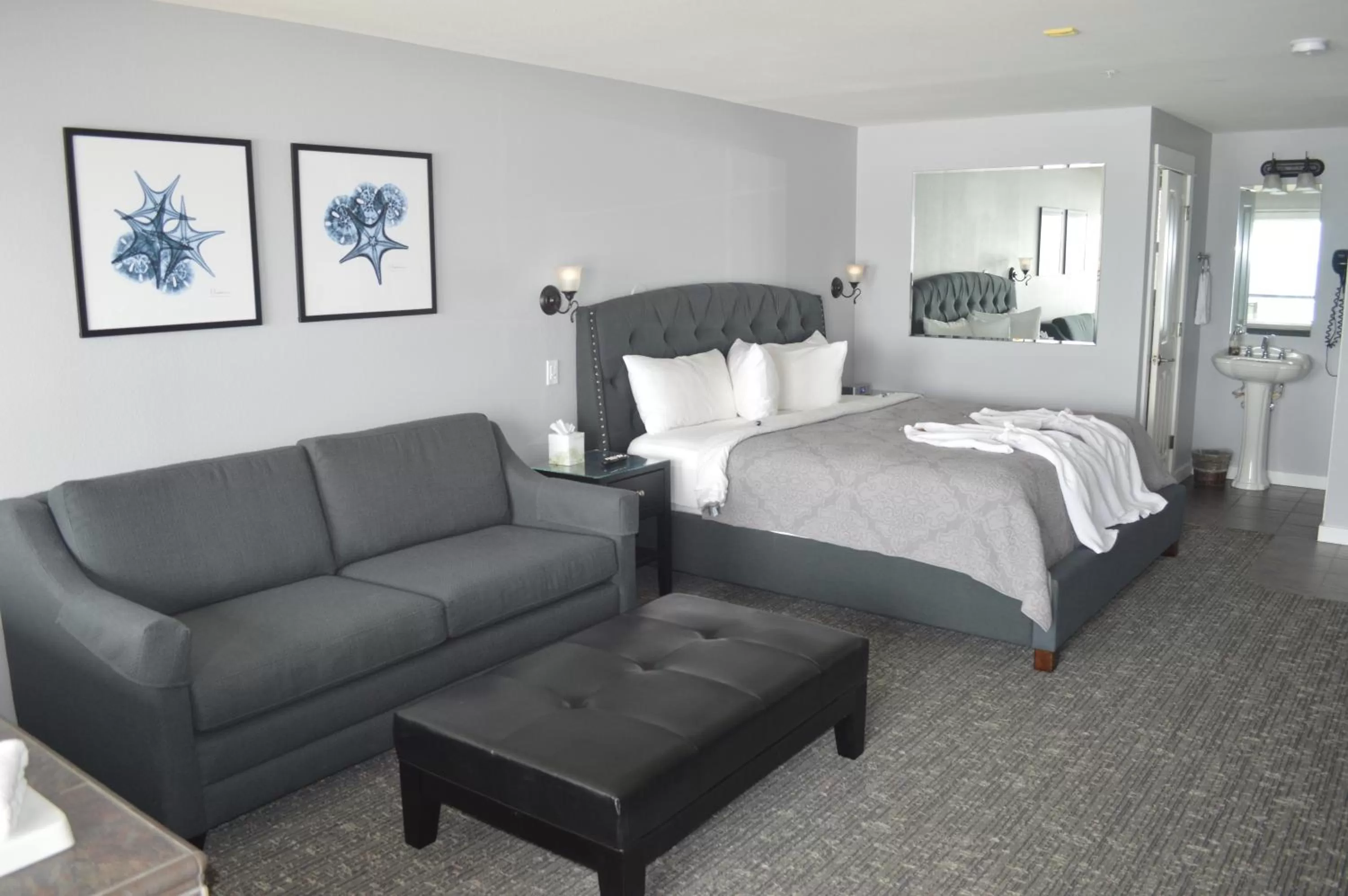 Photo of the whole room, Bed in Starfish Manor Oceanfront Hotel