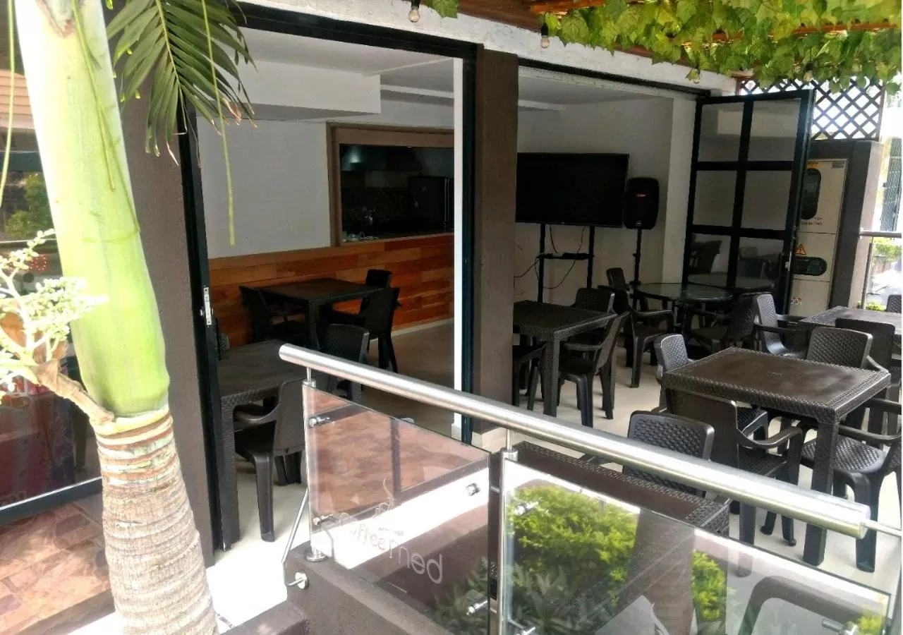 Restaurant/places to eat in Hotel Med 70