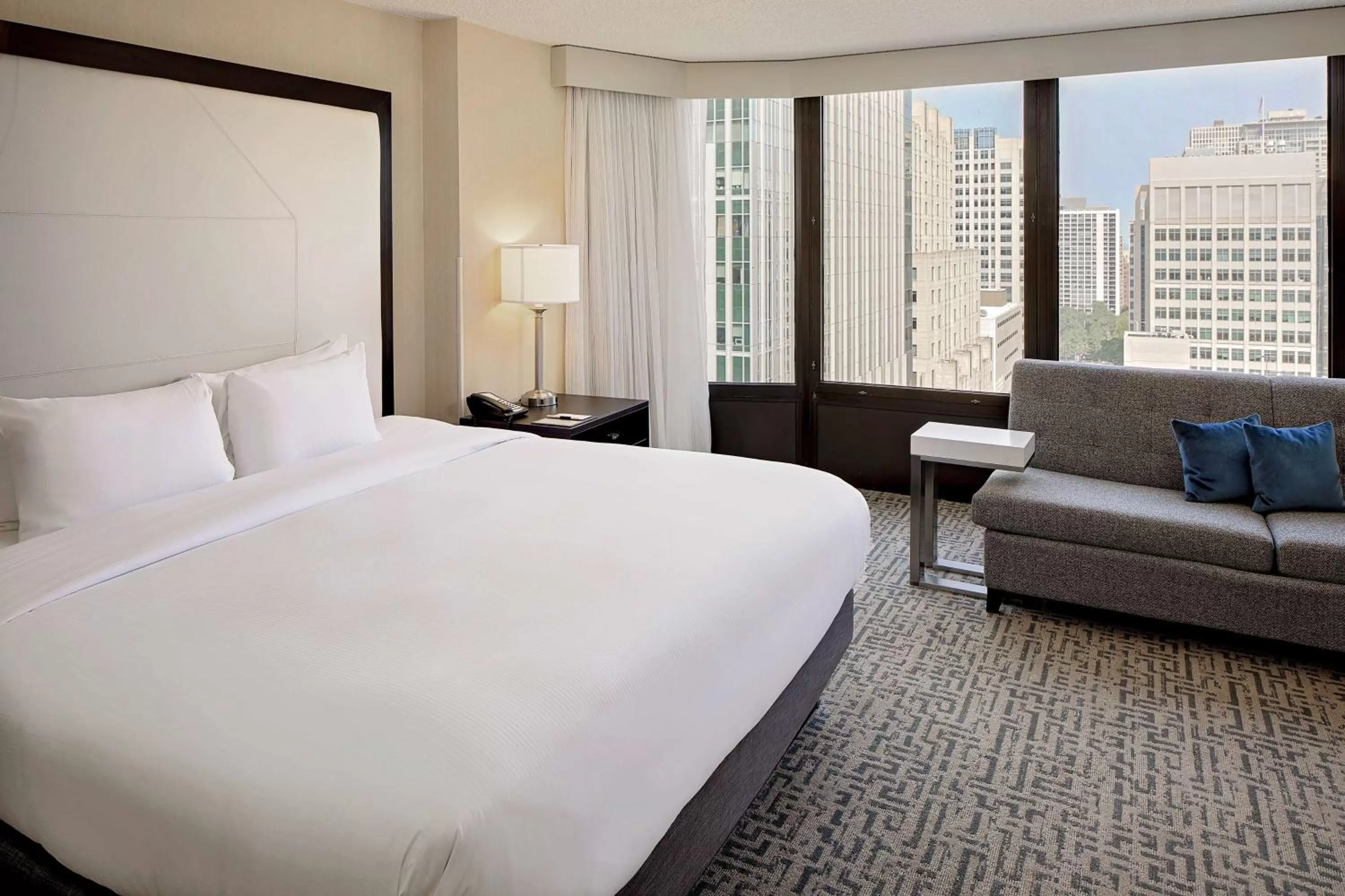 Living room, Bed in DoubleTree by Hilton Chicago Magnificent Mile