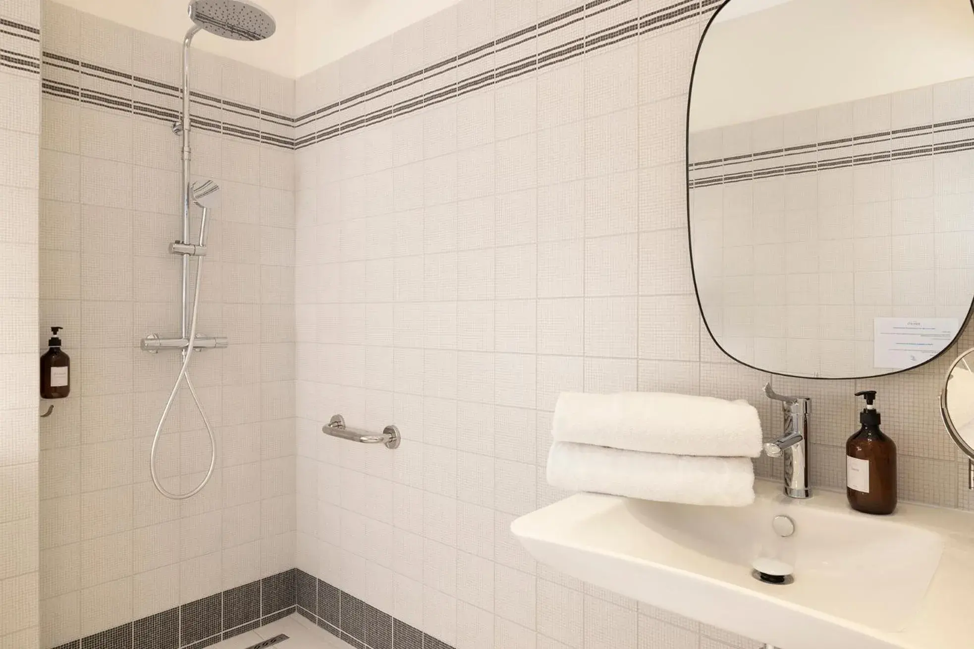 Double Room - Disability Access in Hôtel Le Daum Double Room - Disability Access in Hôtel Le Daum