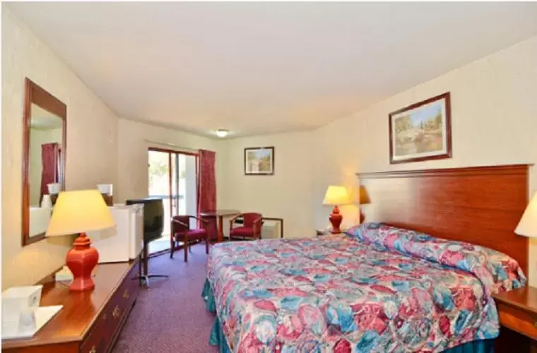 One queen room in America's Best Value Inn of Novato One queen room in America's Best Value Inn of Novato