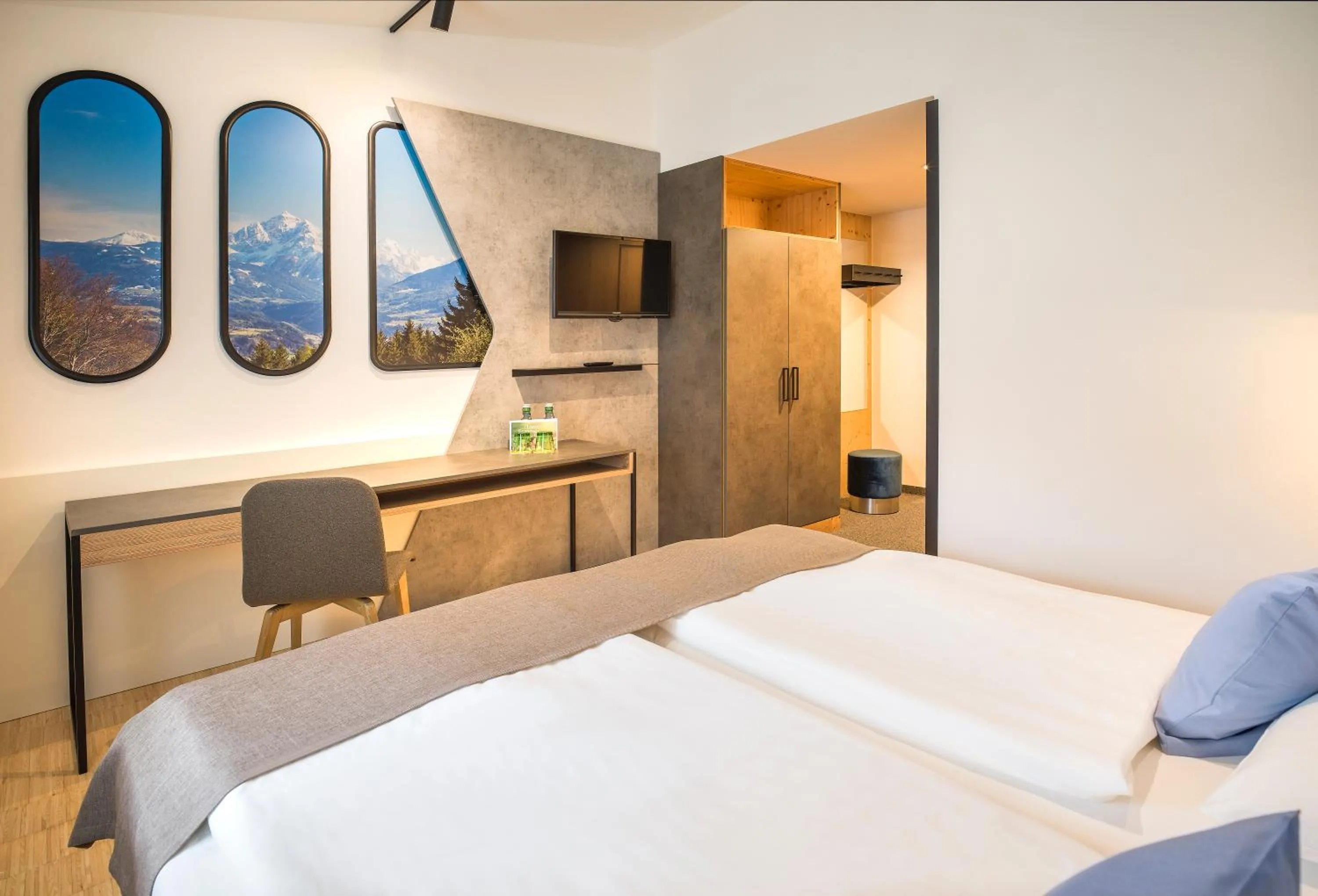 Living room, Bed in JUFA Hotel Wipptal