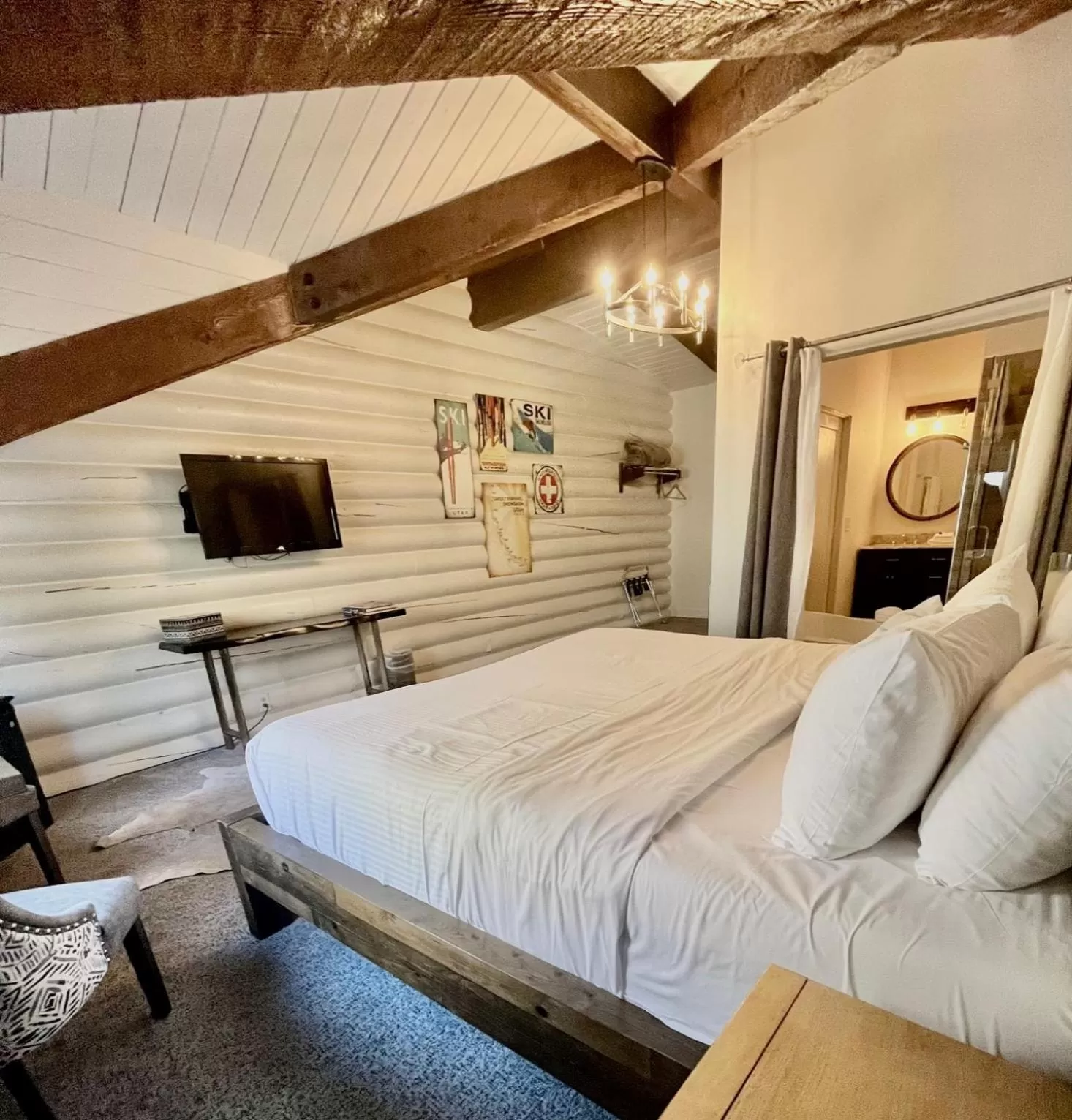 Bed in Alaskan Inn and Spa