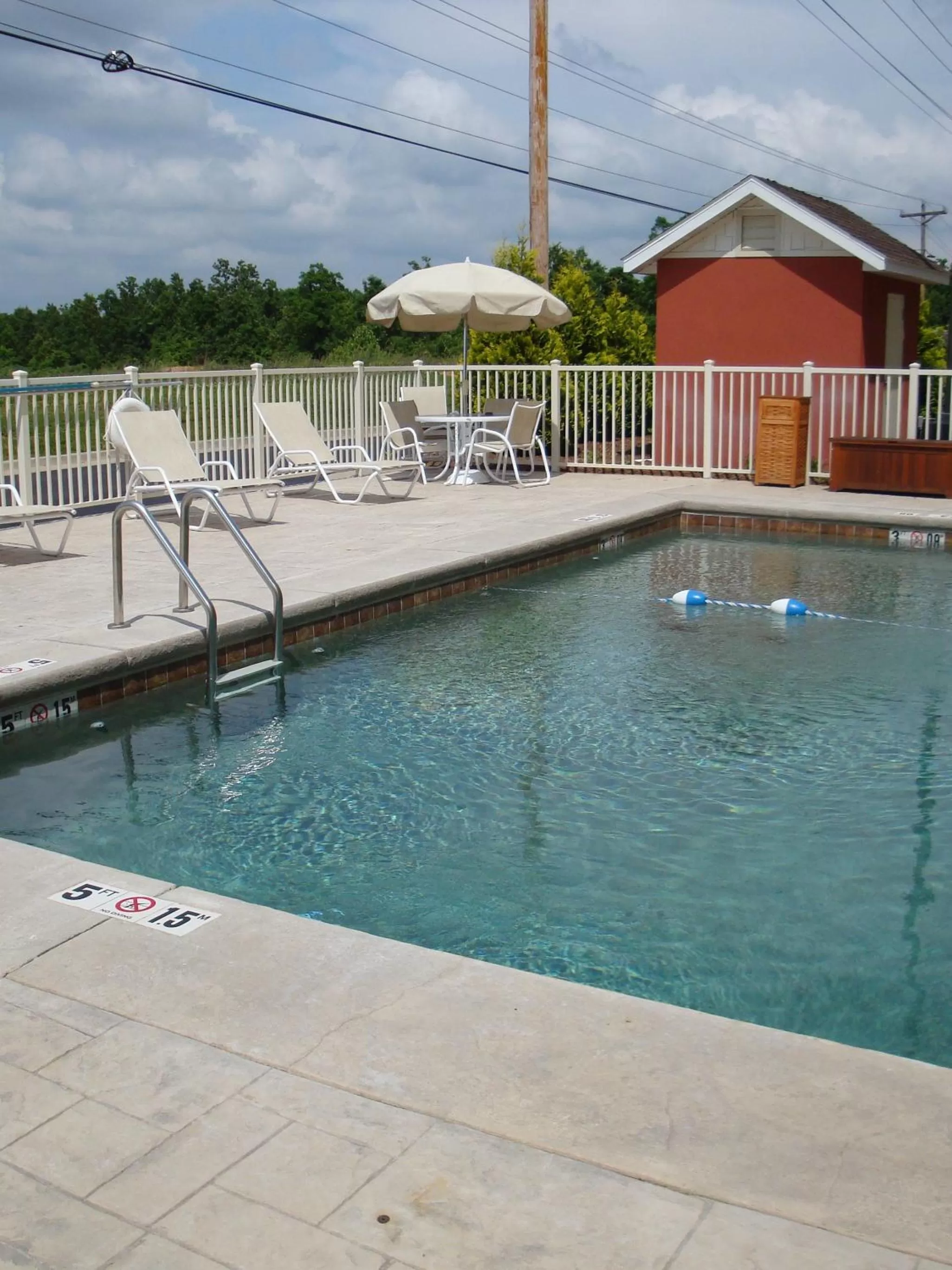 Swimming pool in MainStay Suites St Robert - Fort Leonard Wood