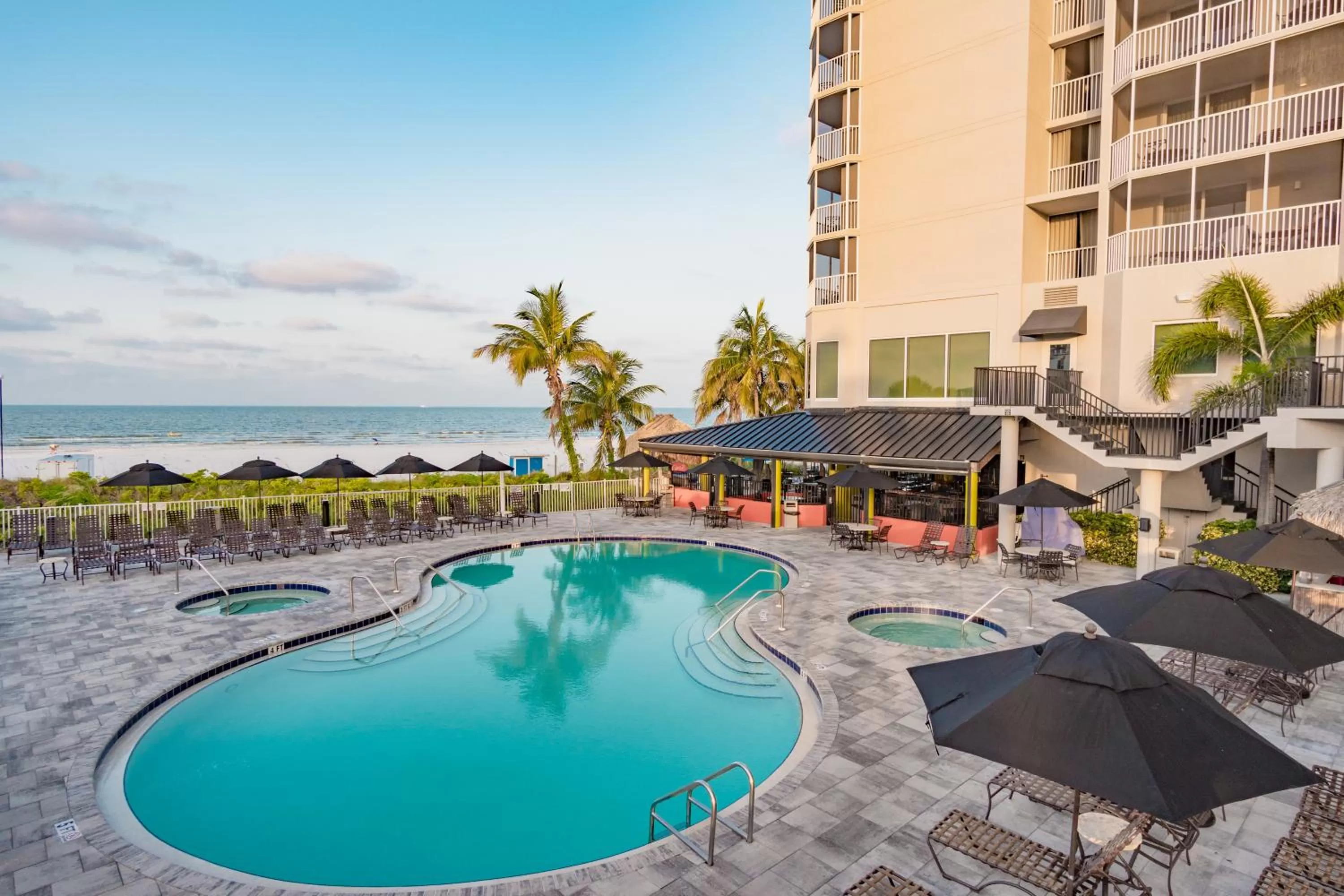 Swimming pool in Diamond Head Beach Resort