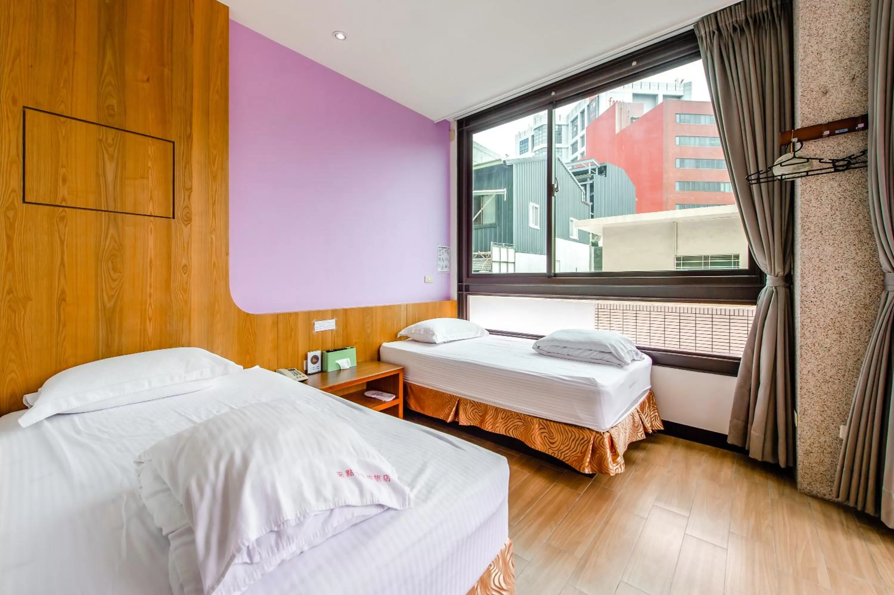 Photo of the whole room, Bed in lightness Station Inn