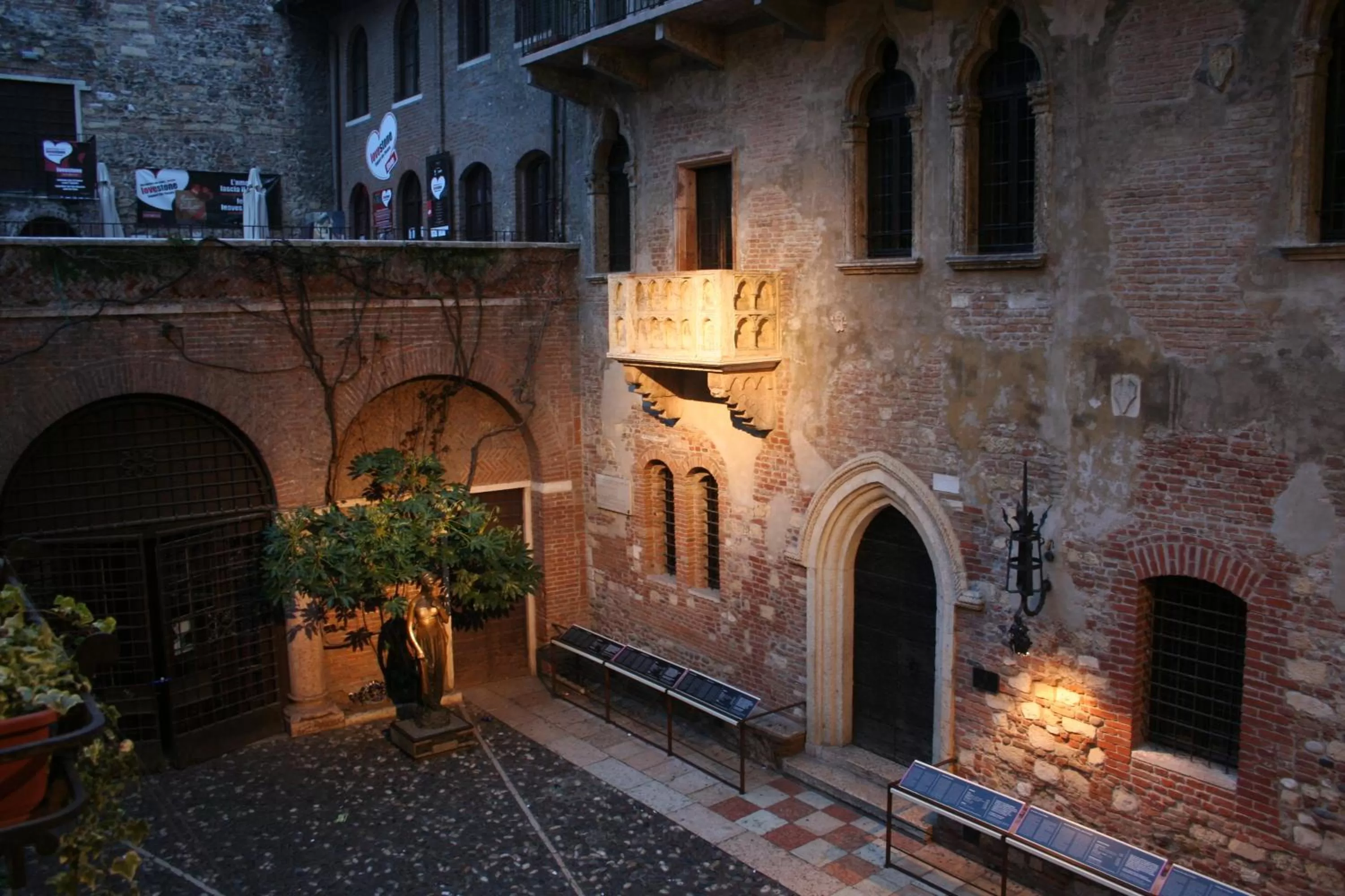 Facade/entrance in La Corte Di Giulietta