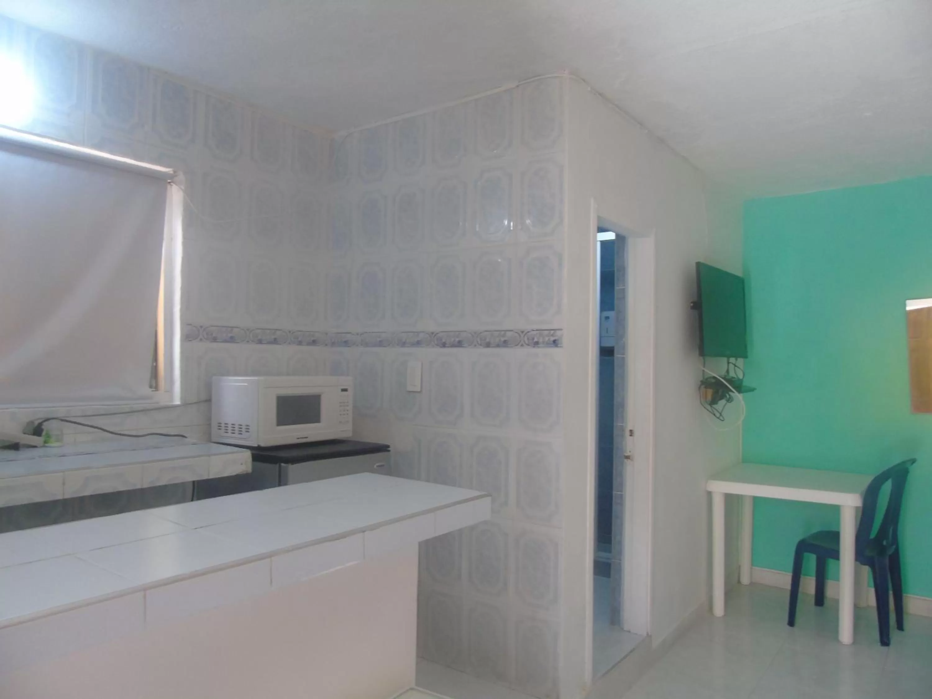 Kitchen or kitchenette, Bathroom in Posada Miss Joyce House