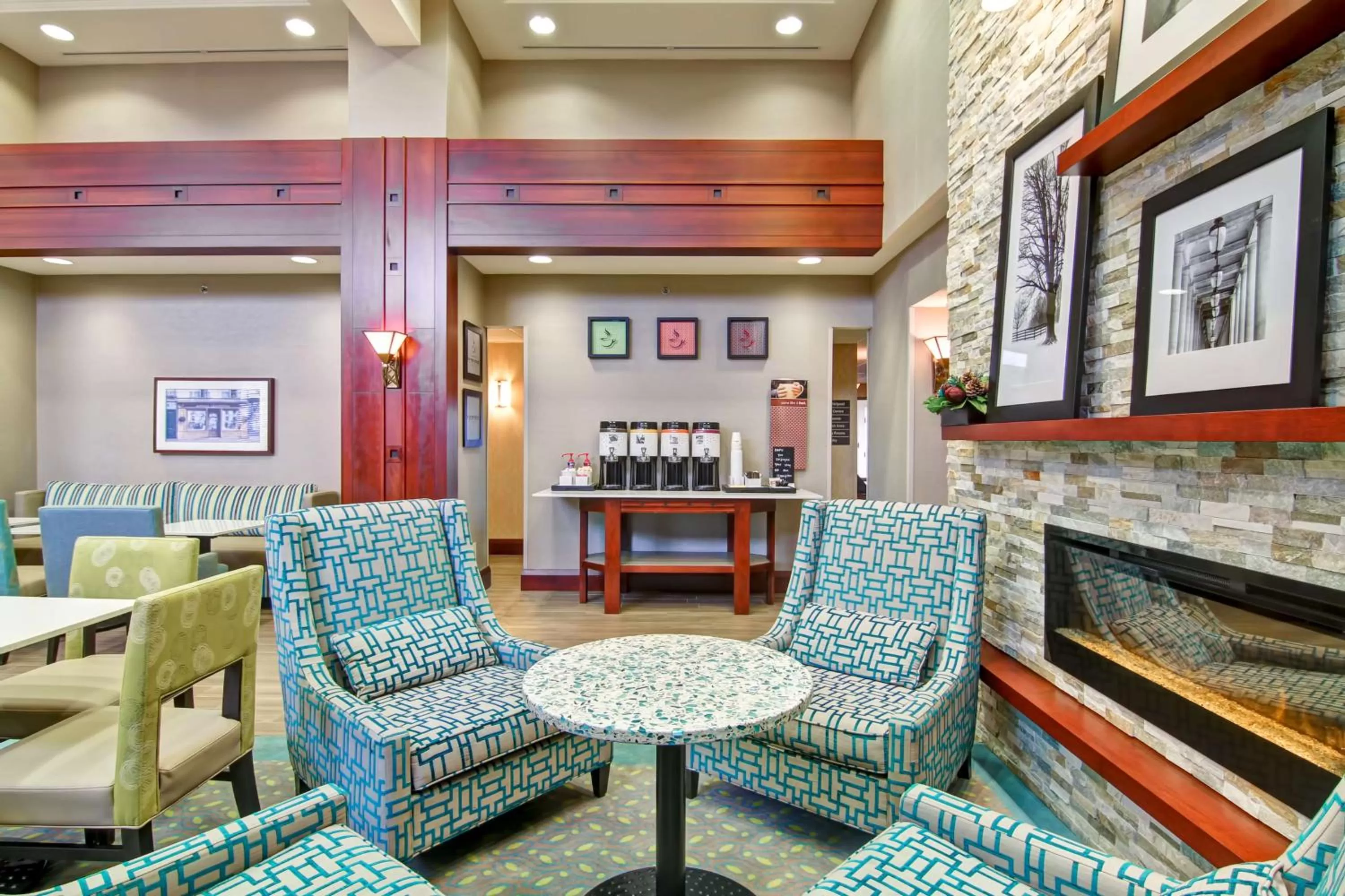 Lounge or bar in Hampton Inn & Suites Guelph