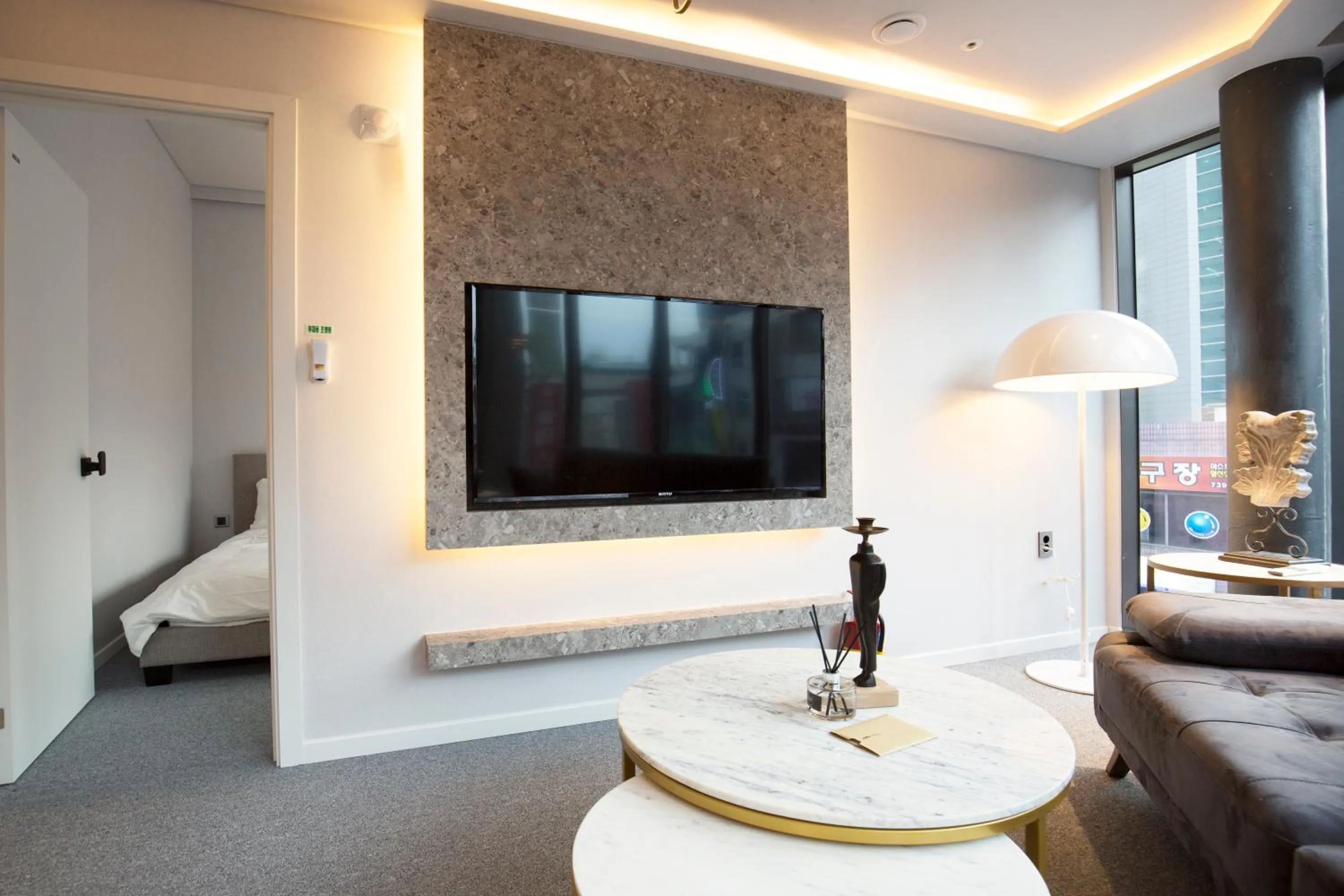 Living room, TV/Entertainment Center in UH Suite The Jongno