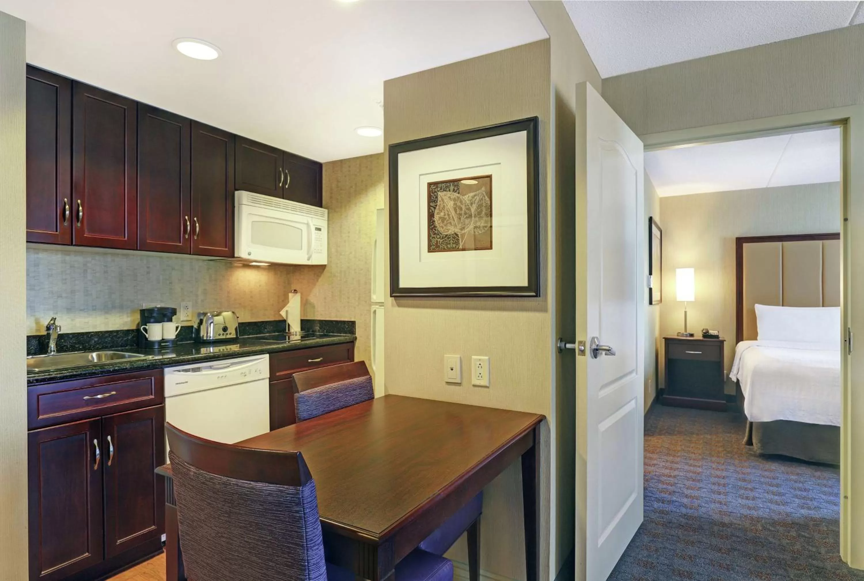Kitchen or kitchenette, Bed in Homewood Suites by Hilton Cambridge-Waterloo, Ontario