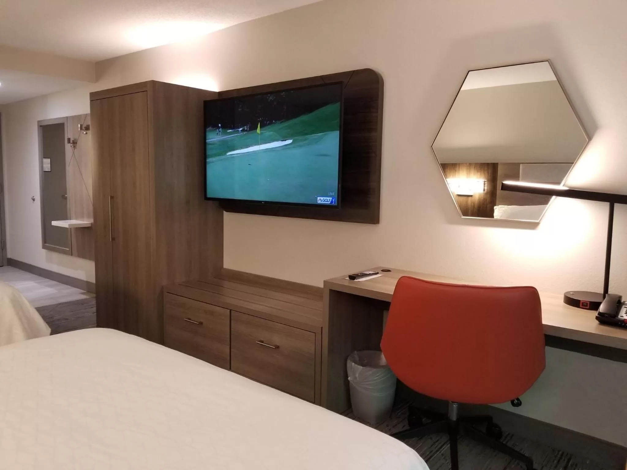 Photo of the whole room, Bed in Holiday Inn Express Apex - Raleigh by IHG