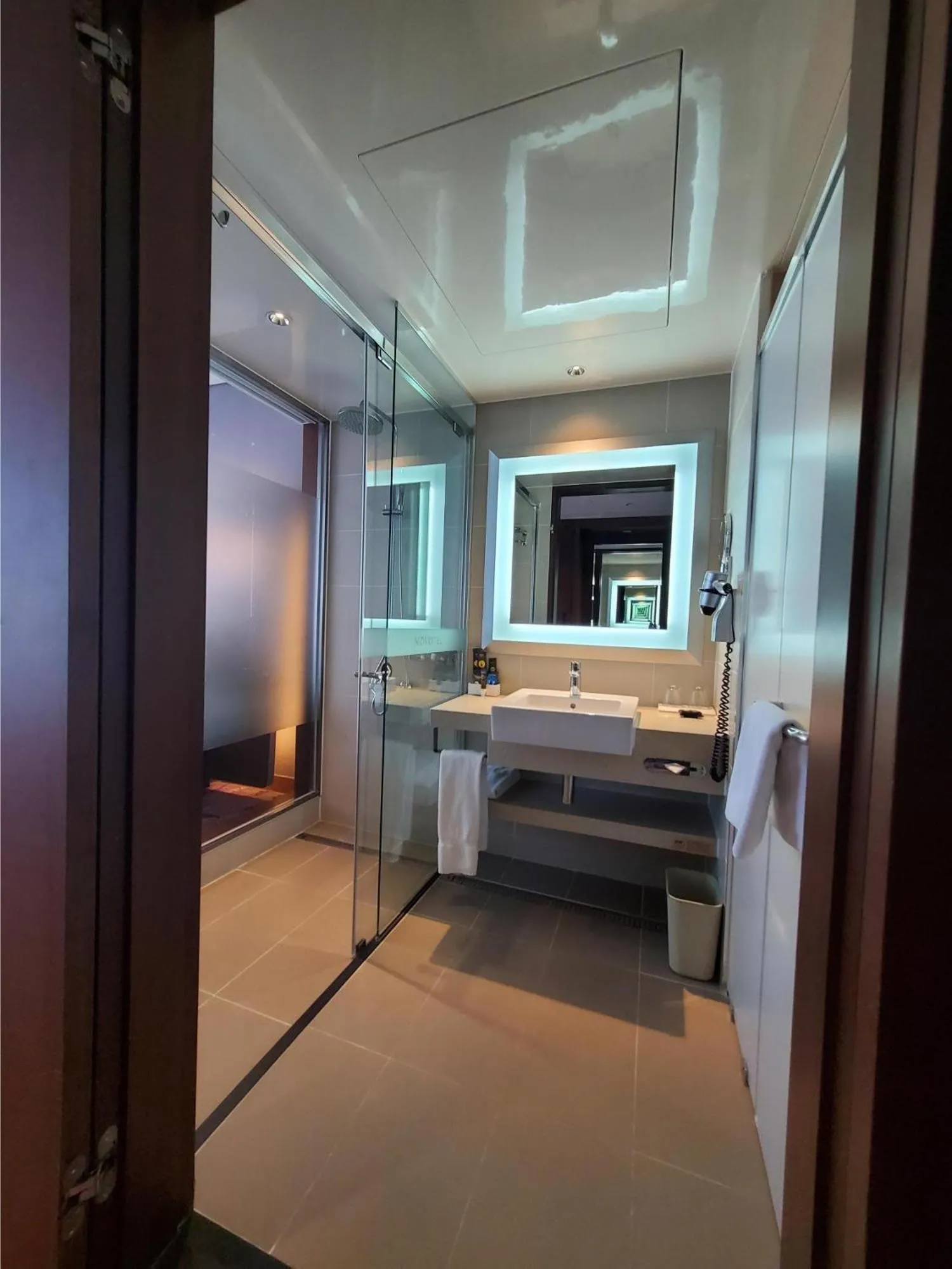 Toilet, Bed in Novotel Ambassador Suwon