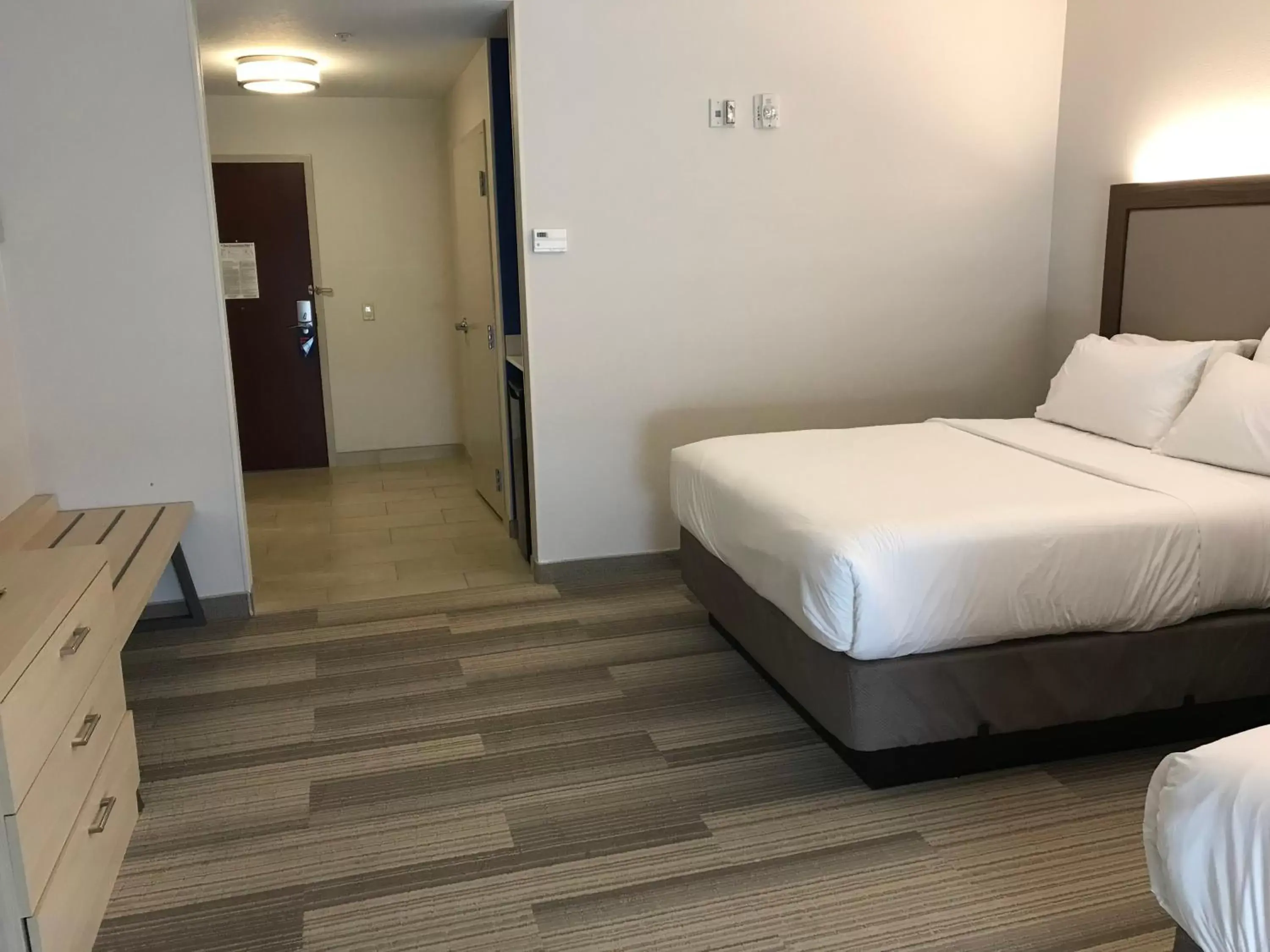 Standard Queen Room with Two Queen Beds and Mobility Accessible Tub in Holiday Inn Express Orlando - South Davenport by IHG Standard Queen Room with Two Queen Beds and Mobility Accessible Tub in Holiday Inn Express Orlando - South Davenport by IHG