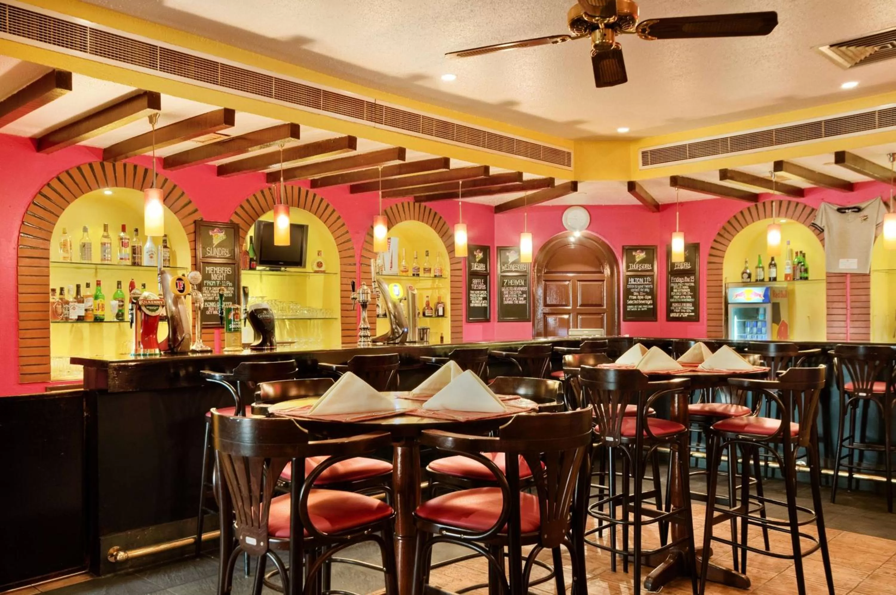 Lounge or bar in Radisson Blu Hotel & Resort, Al Ain