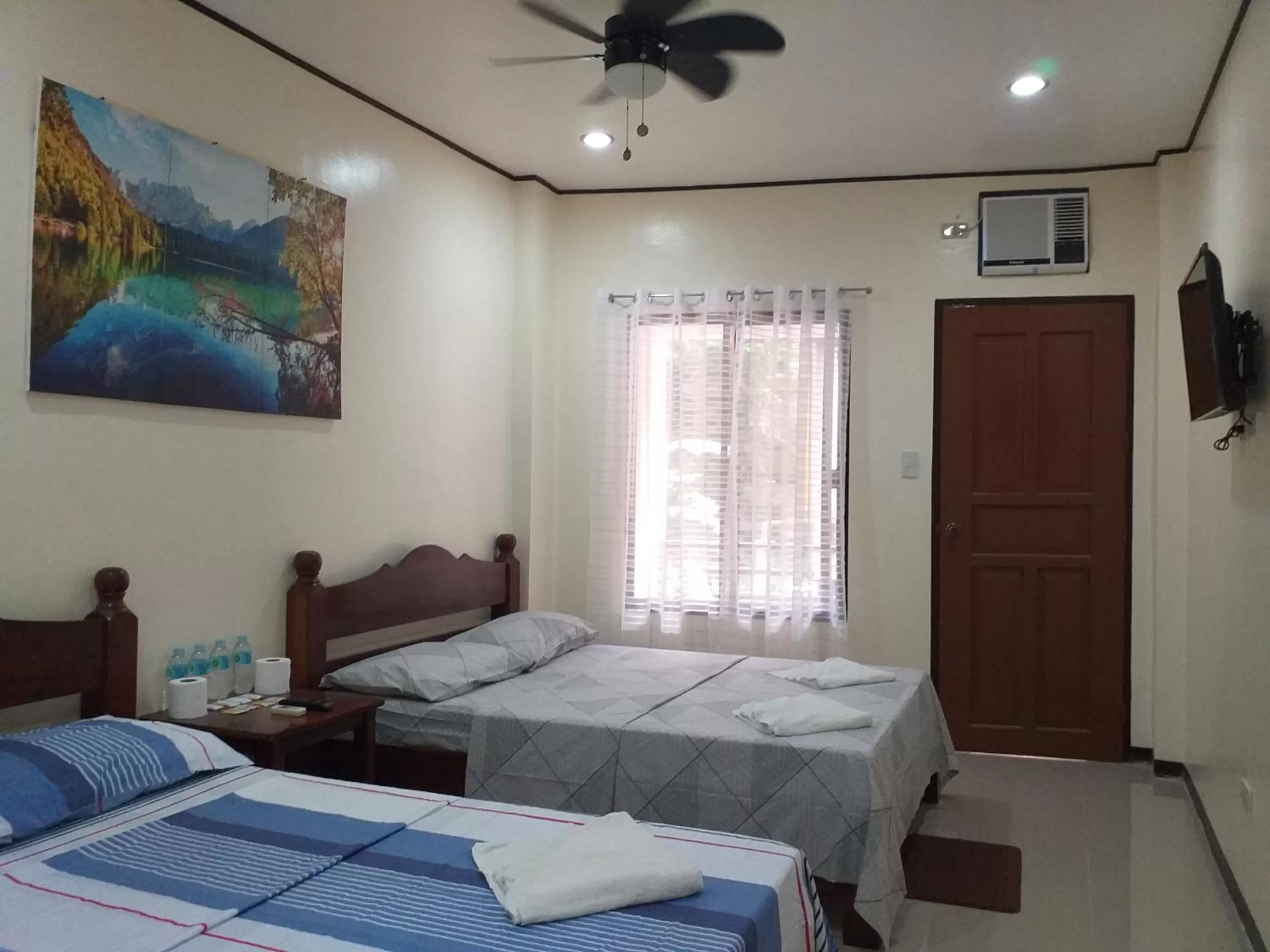 Photo of the whole room, Bed in Devayn's Inn