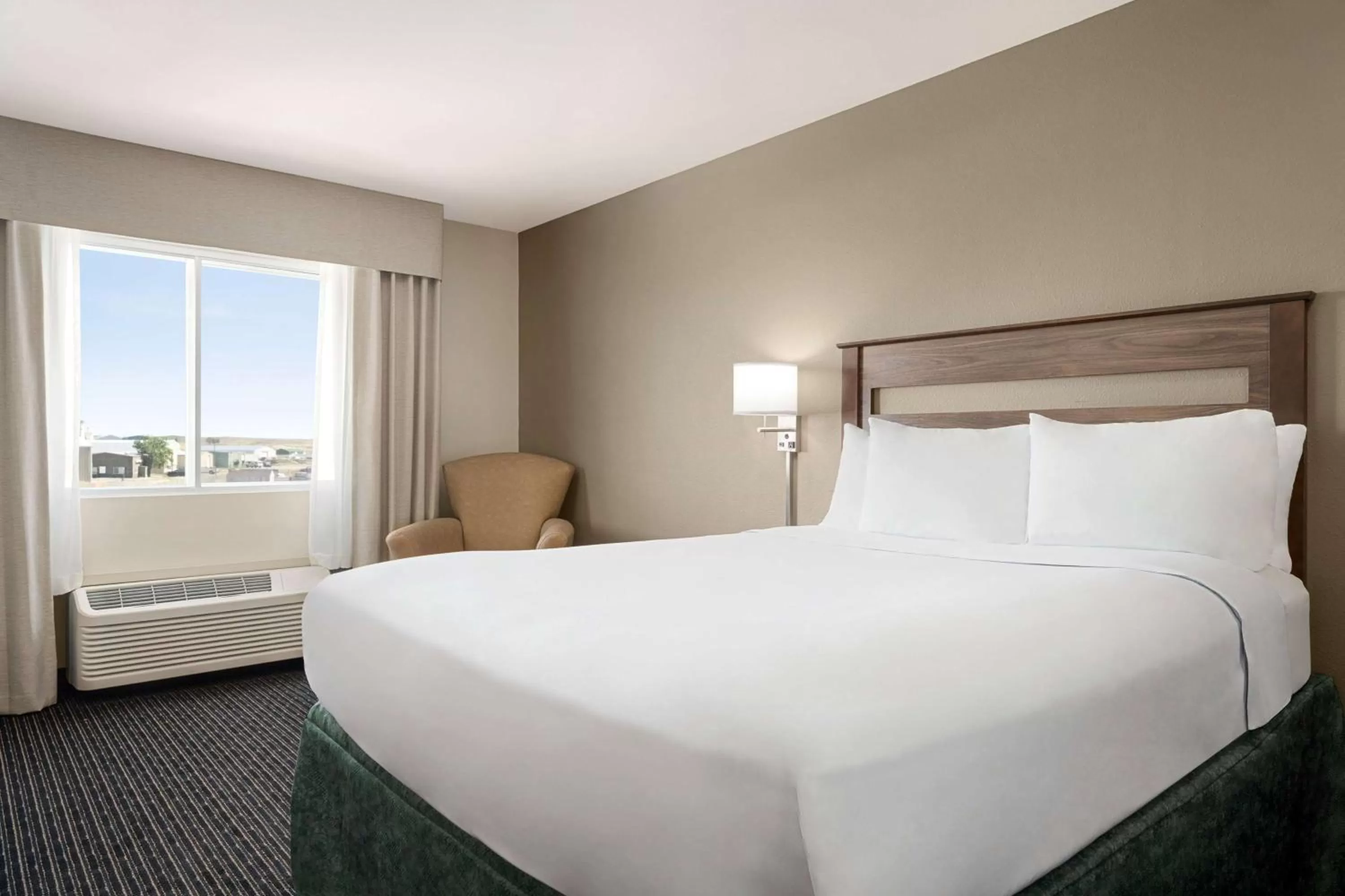 Photo of the whole room, Bed in Baymont by Wyndham Rawlins