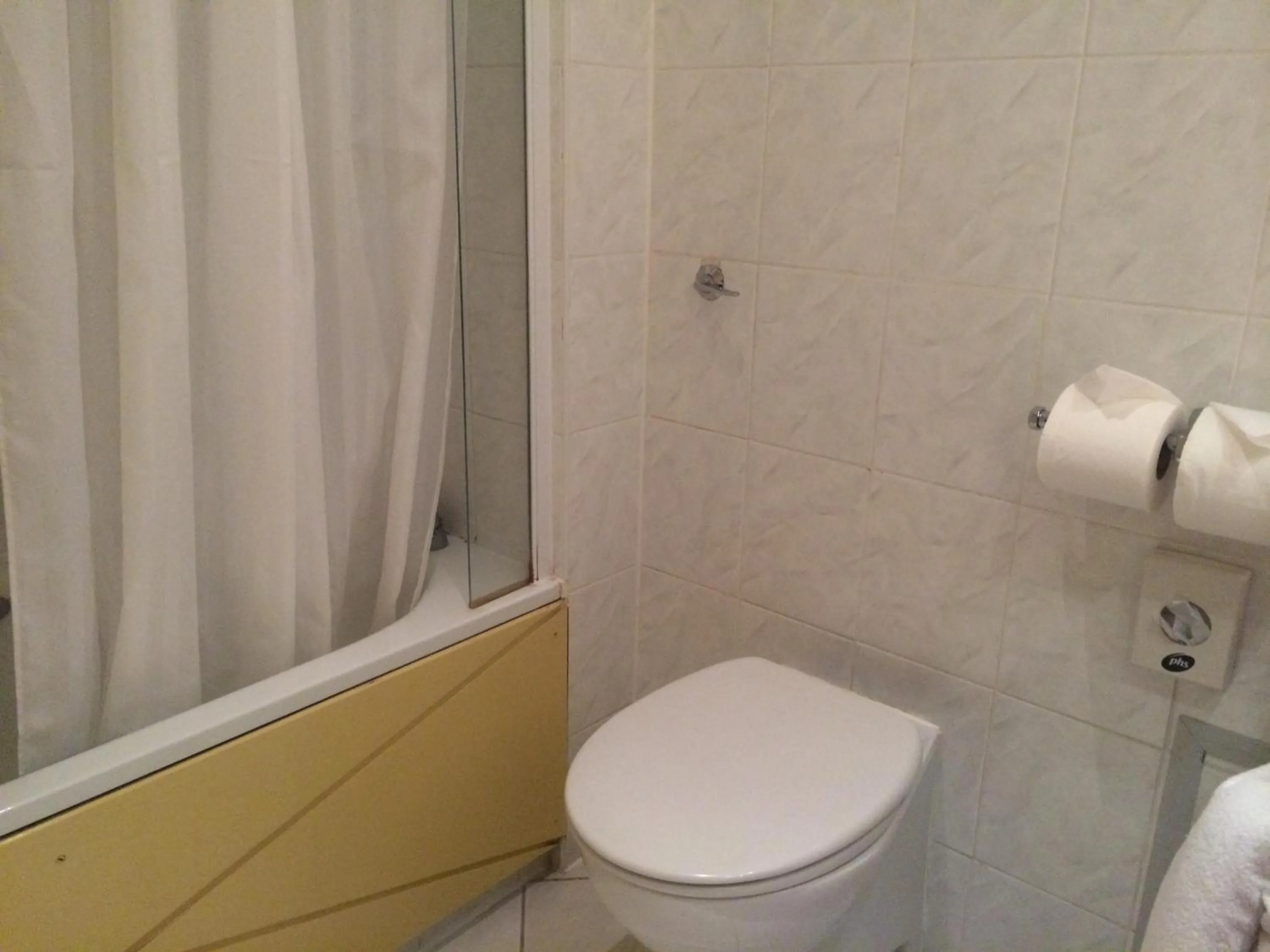 Toilet in Best Western Ipswich Hotel