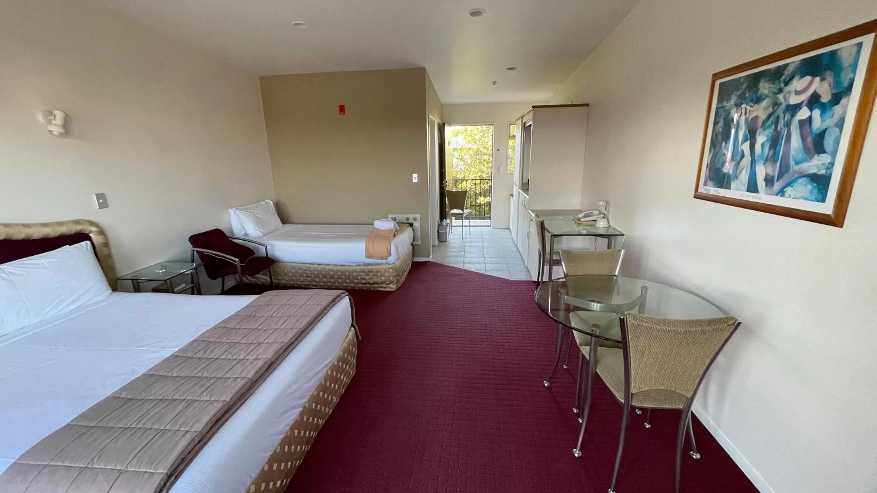 Photo of the whole room, Bed in Chantillys Motor Lodge