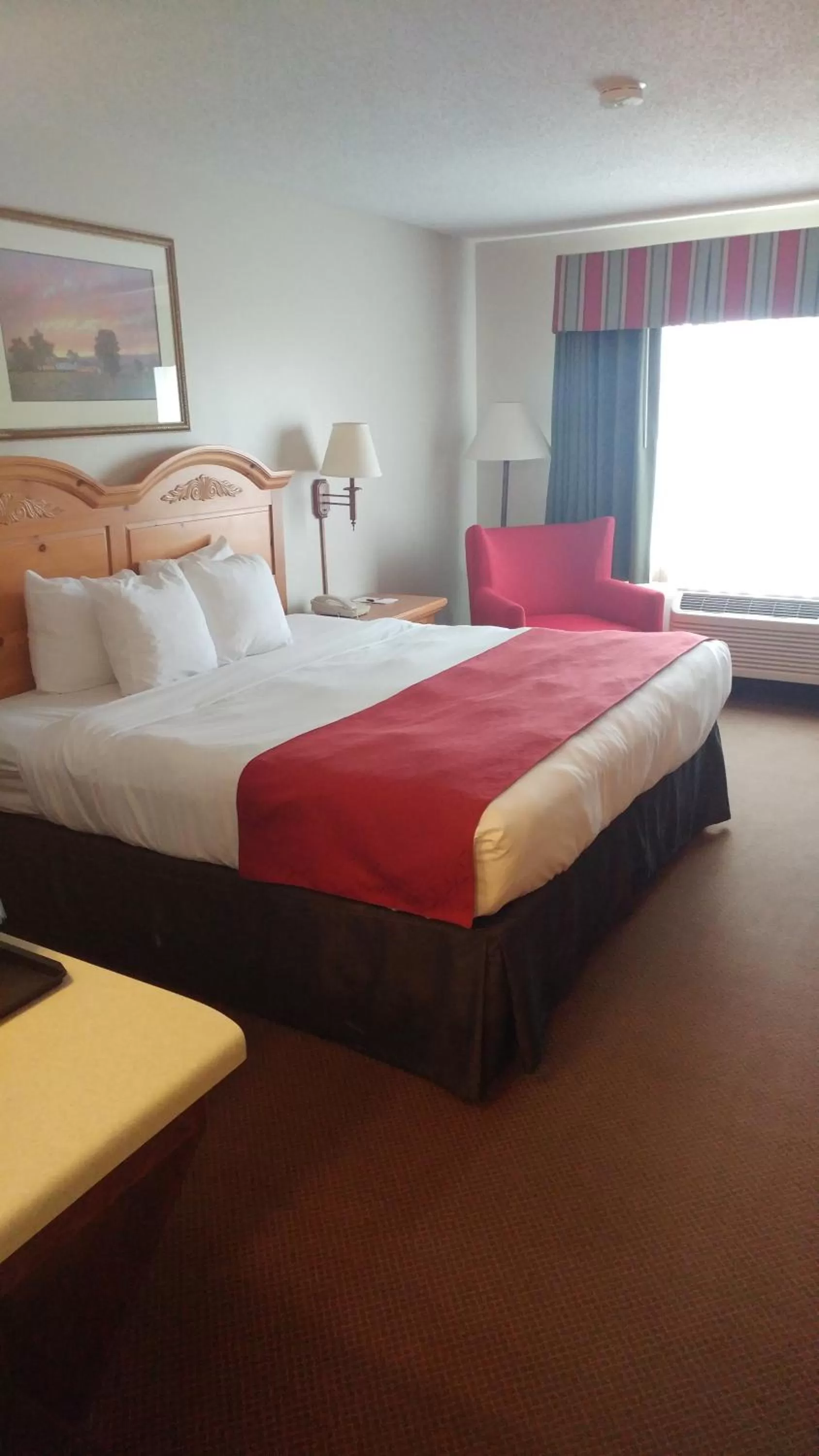 Bedroom, Bed in Country Inn & Suites by Radisson, Waterloo, IA