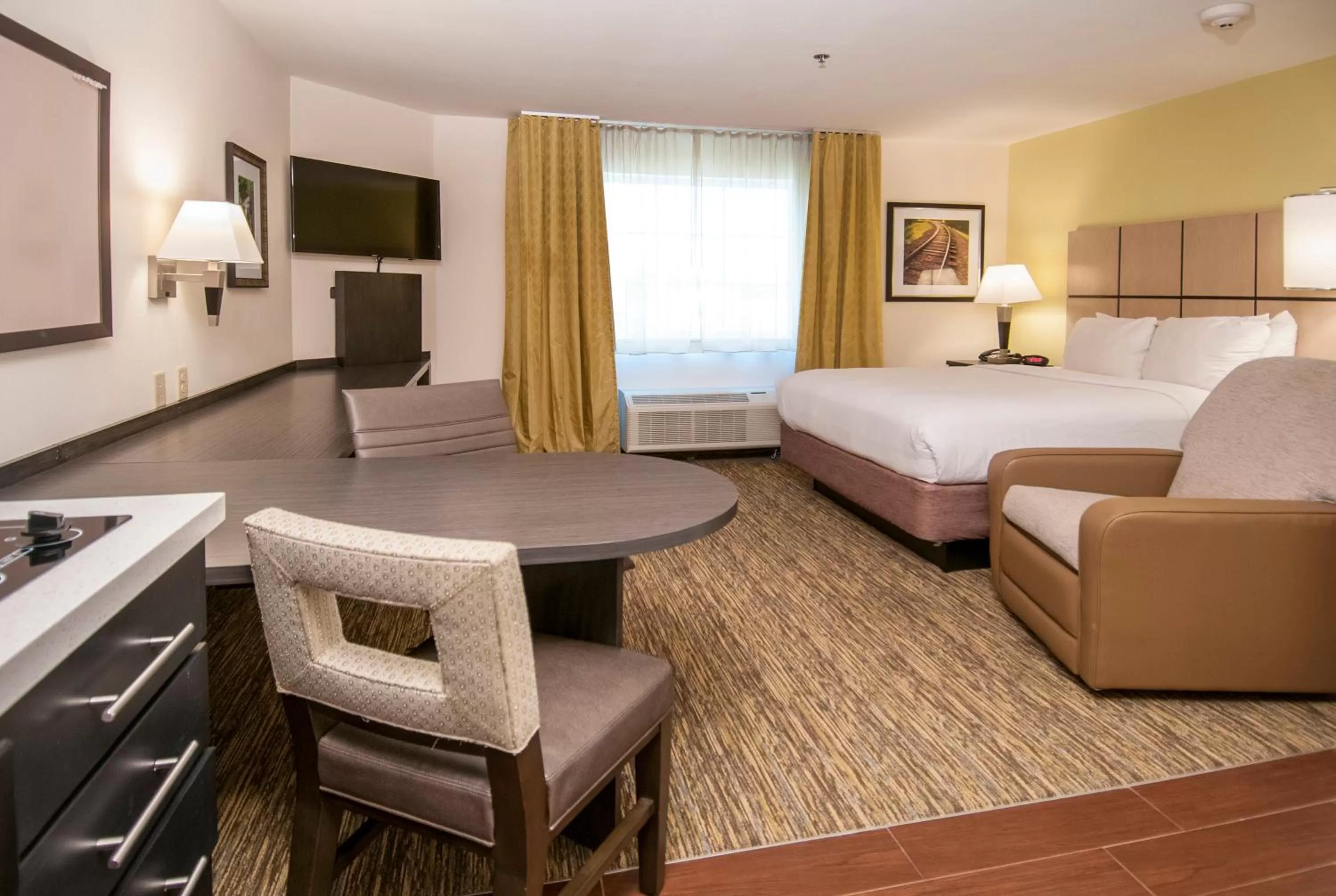 Photo of the whole room, Bed in Candlewood Suites - Baton Rouge - College Drive by IHG