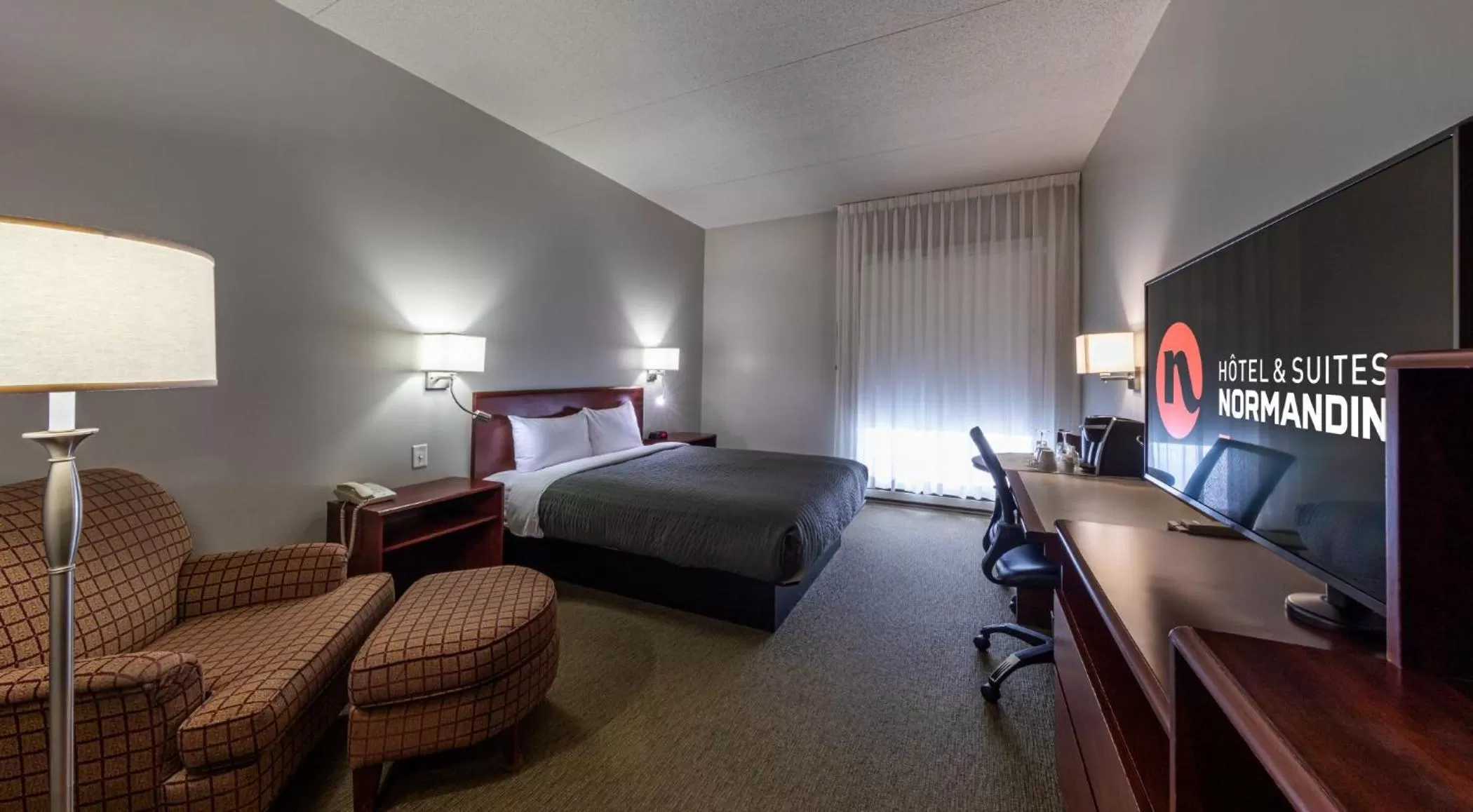 Bed in Hôtel & Suites Normandin Québec