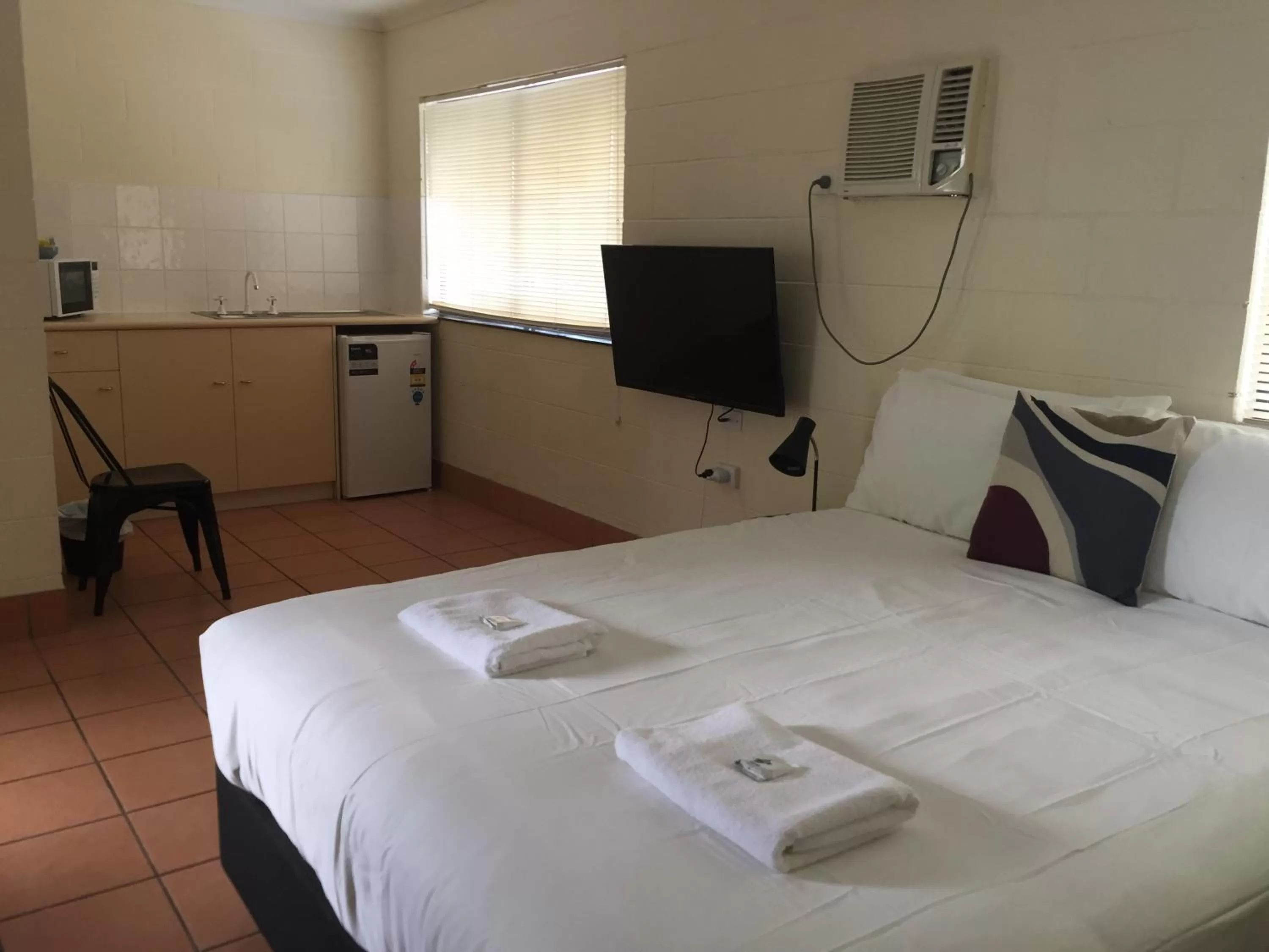 Bed in Lake Central Cairns