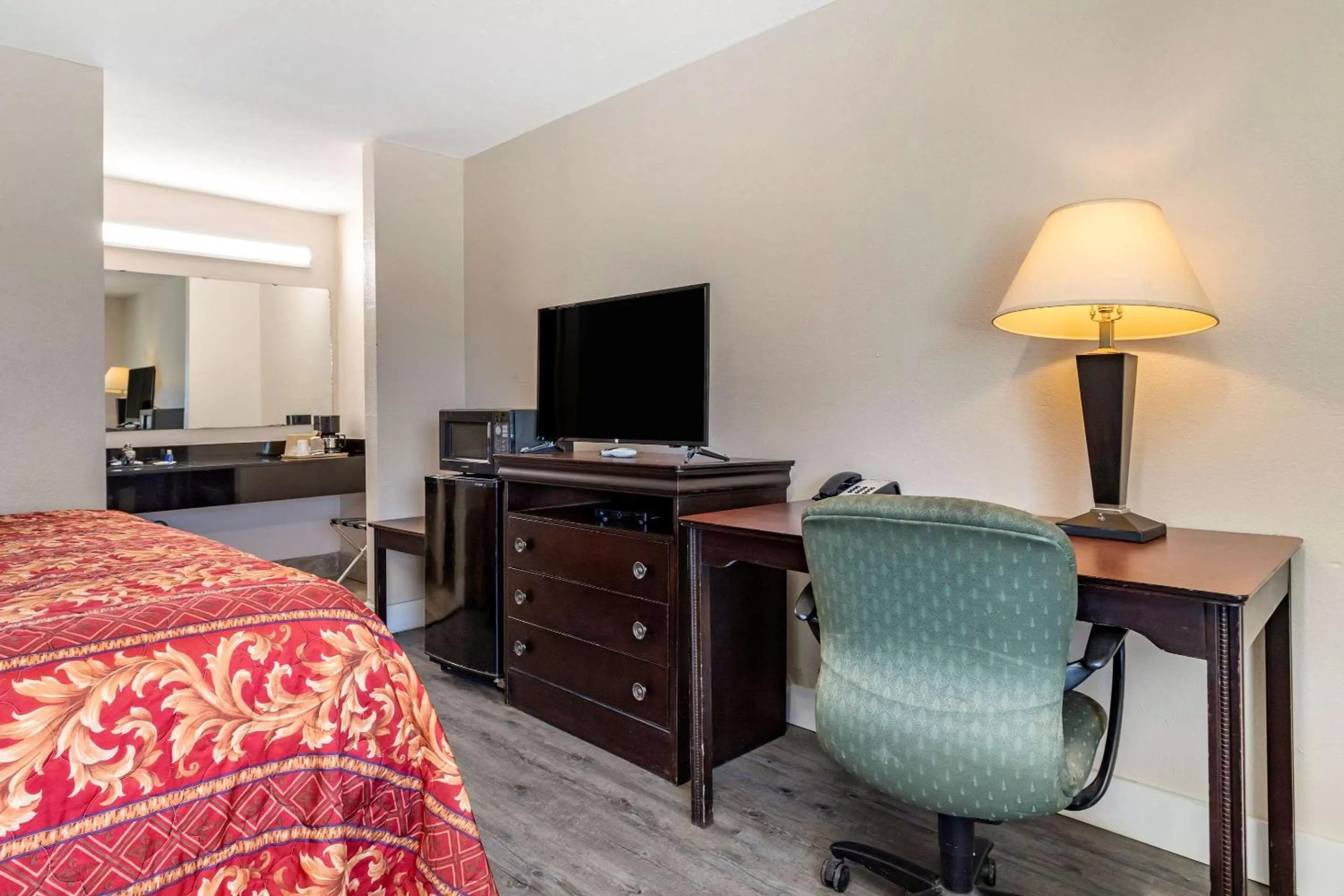 Photo of the whole room, Bed in Rodeway Inn Caldwell