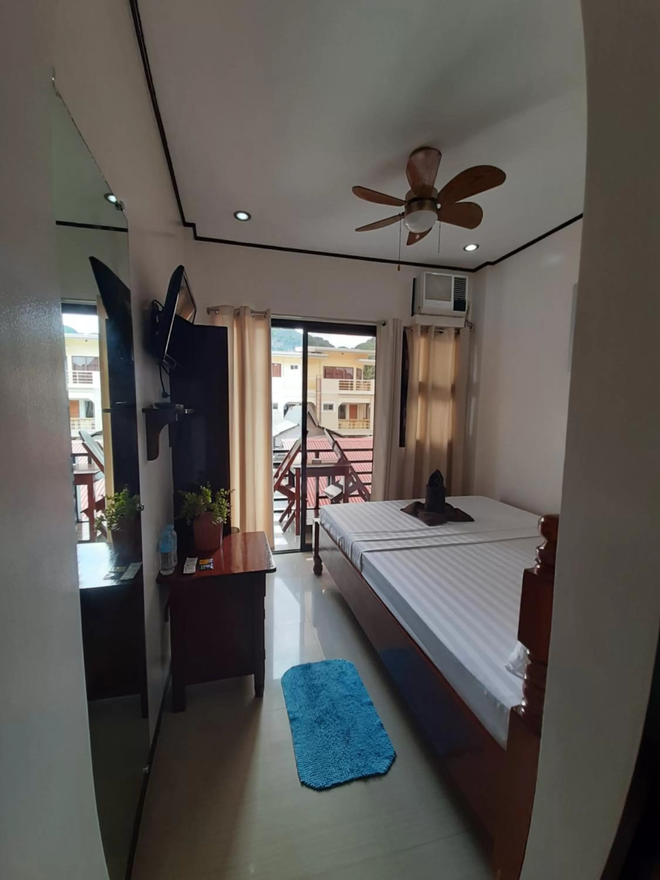 Bedroom, Bed in Devayn's Inn