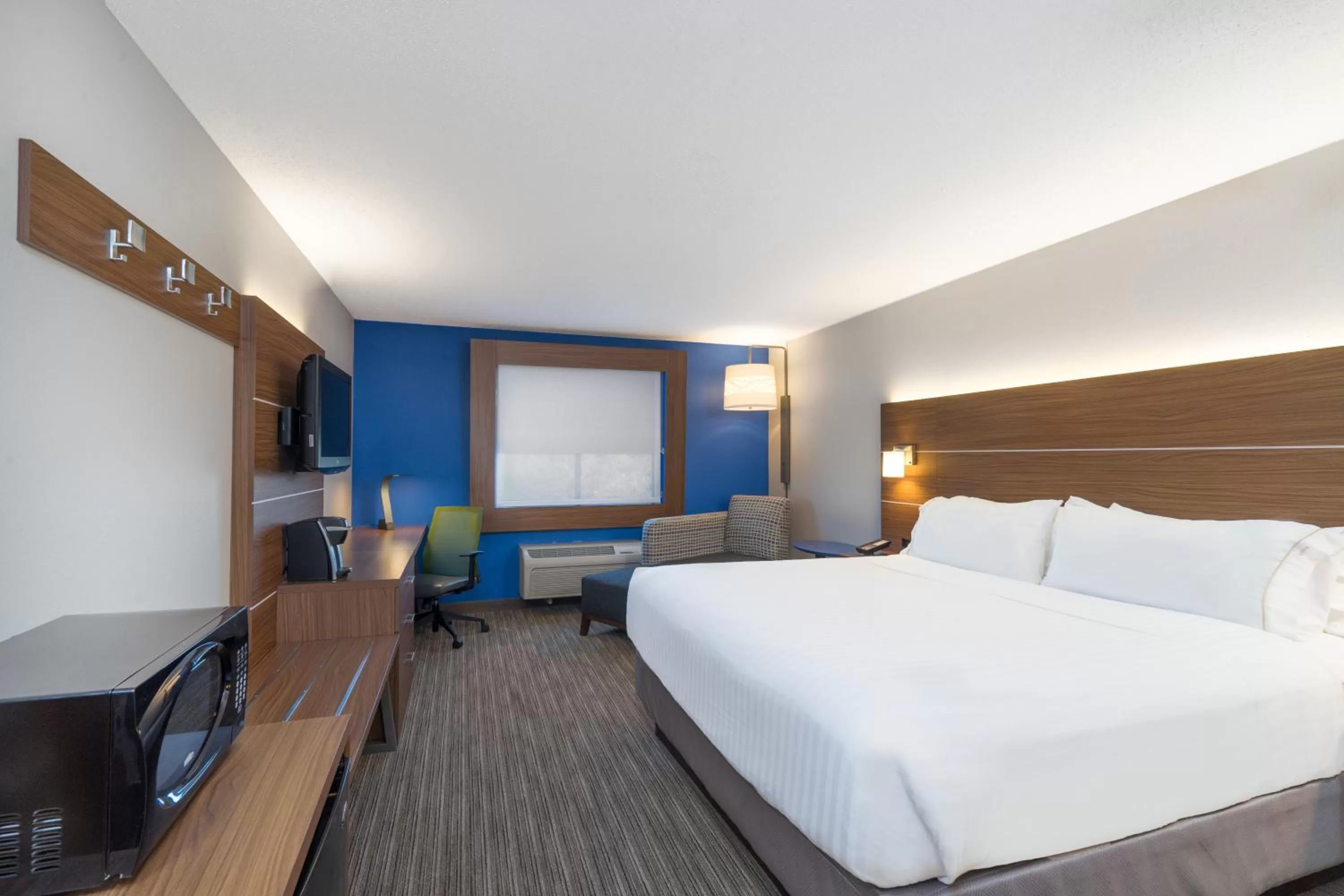 Photo of the whole room, Bed in Holiday Inn Express Hotel Howe / Sturgis by IHG