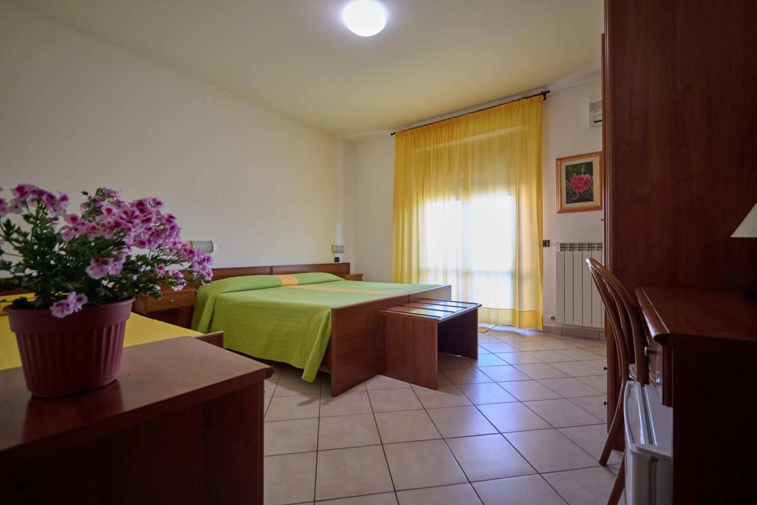 Photo of the whole room, Bed in Albergo Shine