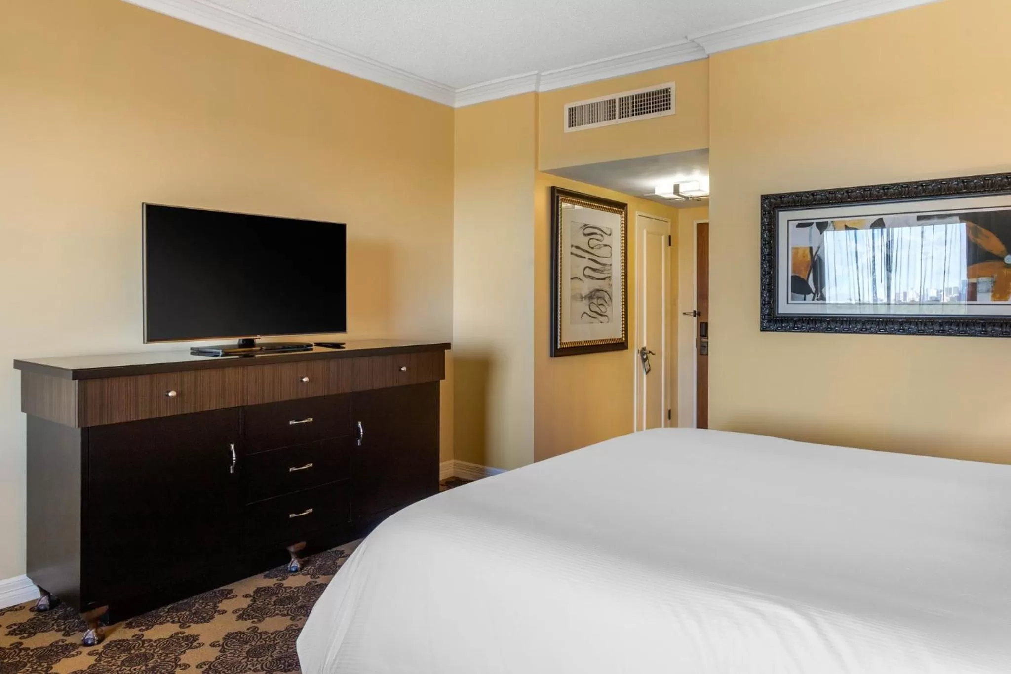 Bedroom, Bed in Omni Houston Hotel