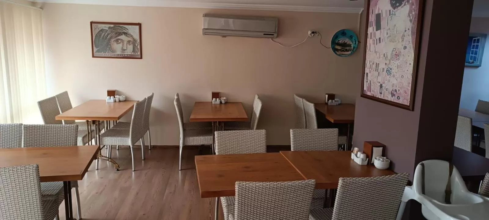 Communal lounge/ TV room in Hotel Crowded House