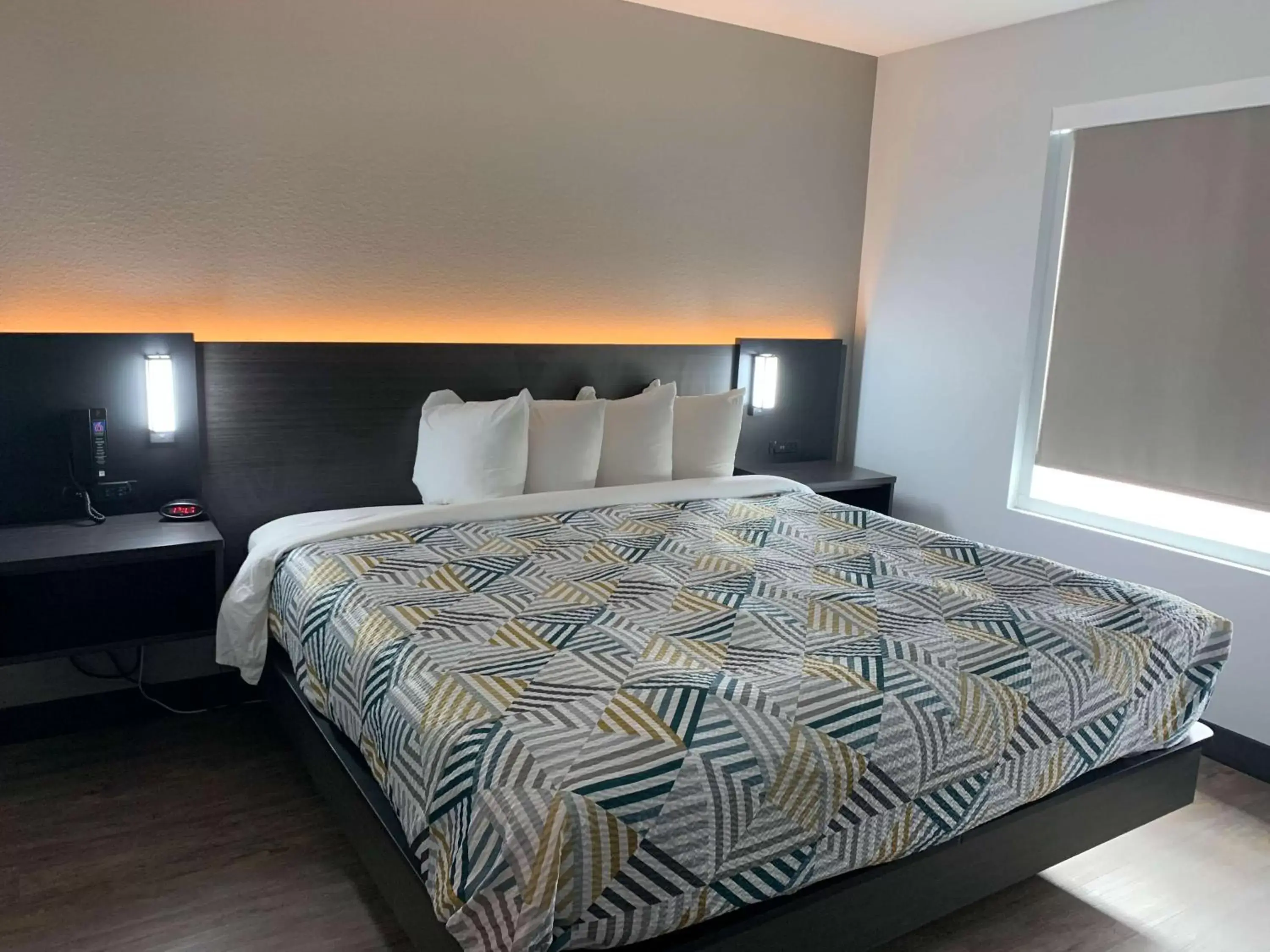 King Room - single occupancy - Non-Smoking in Studio 6 Hobbs NM Event Center King Room - single occupancy - Non-Smoking in Studio 6 Hobbs NM Event Center