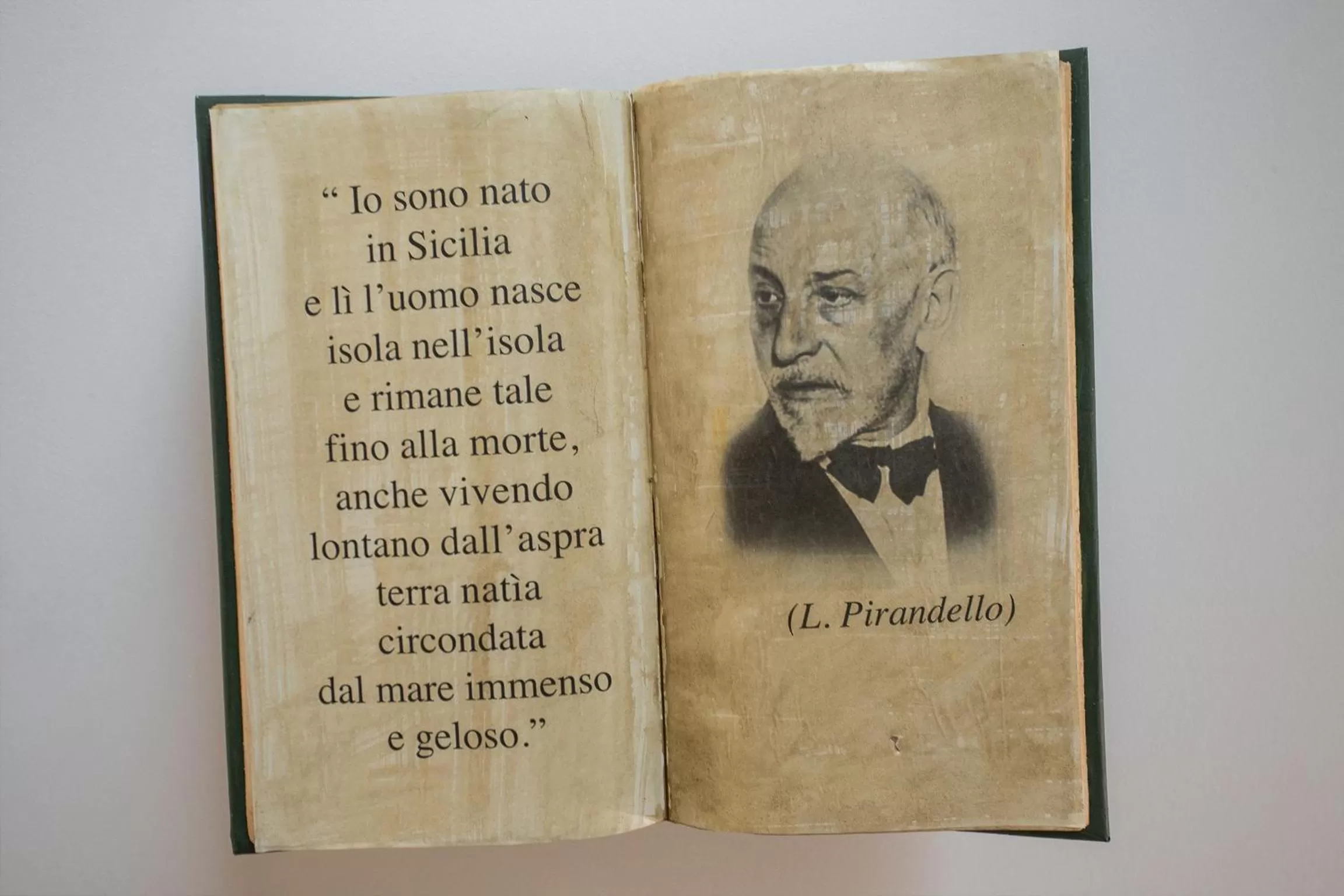 Decorative detail in Tra Le Braccia di Morfeo