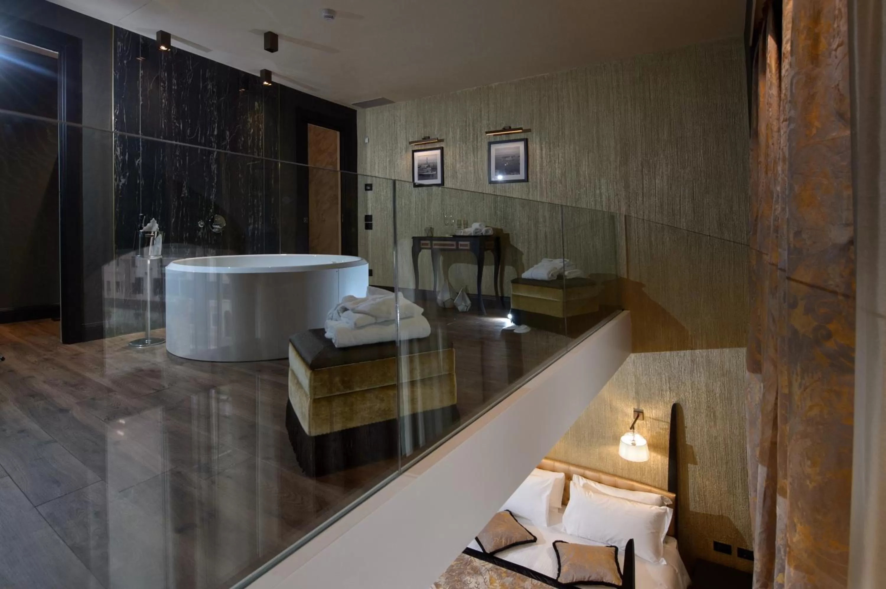 Bed in Palazzo Veneziano - Venice Collection