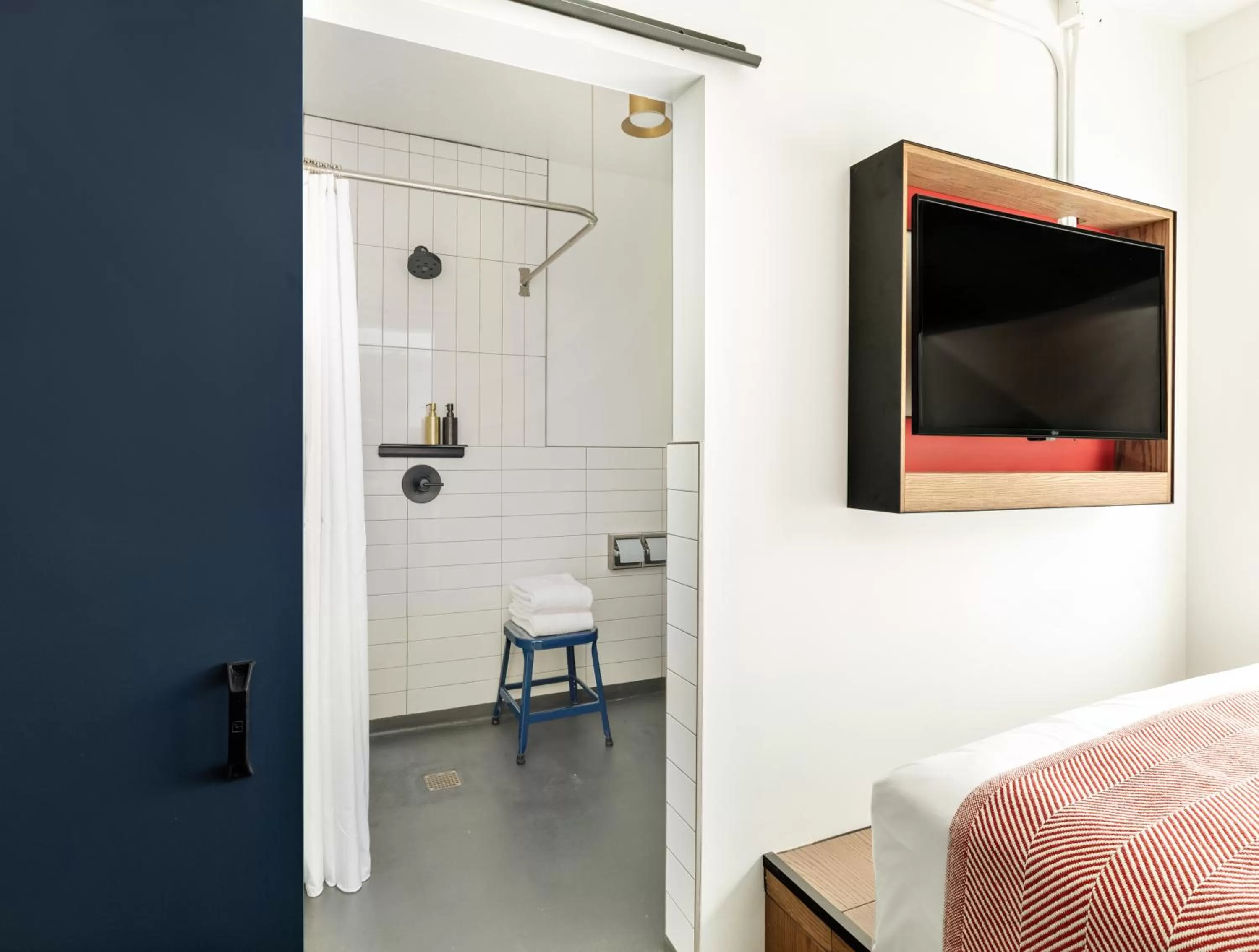 Bathroom, Bed in The Revolution Hotel