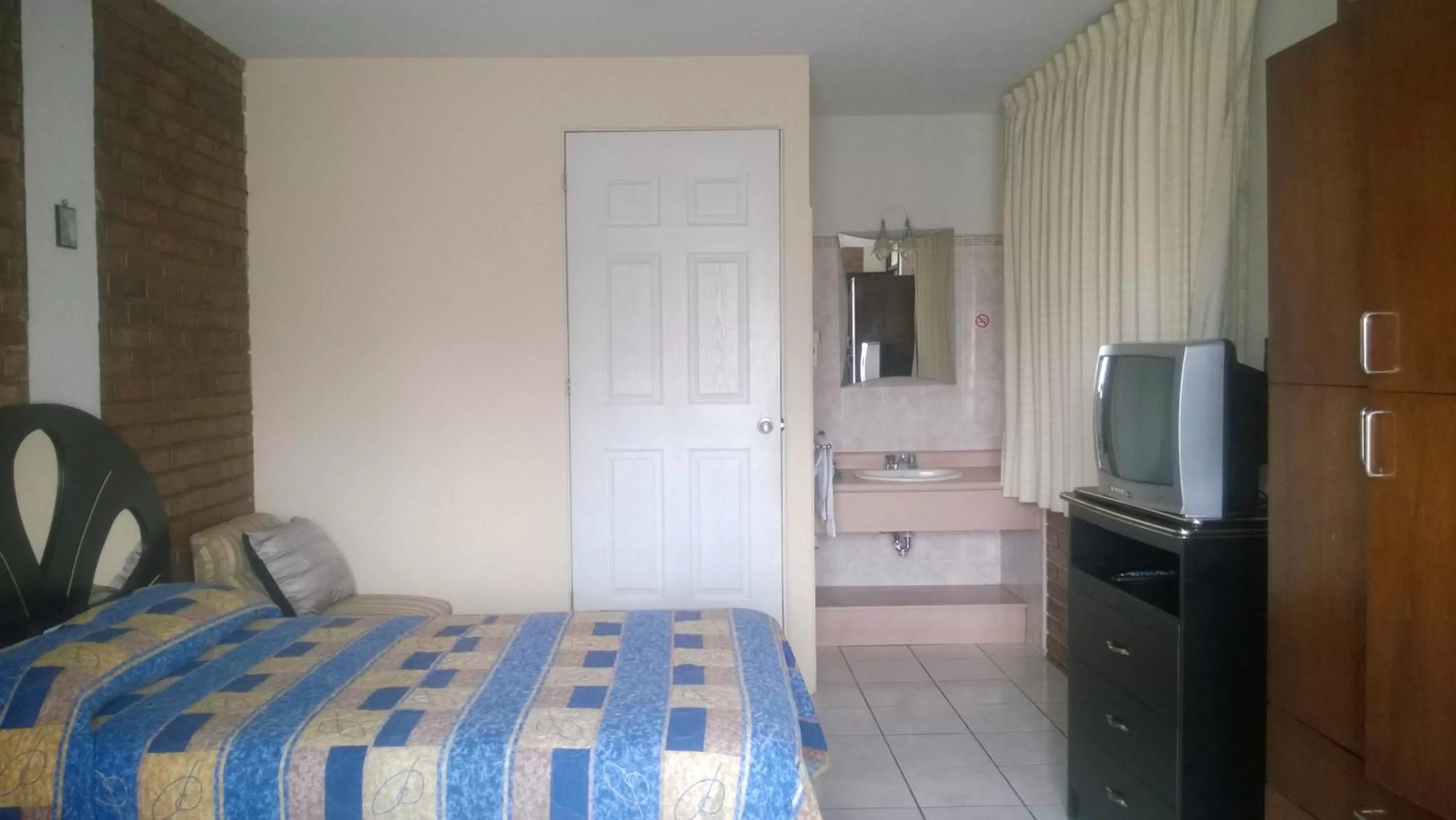 Photo of the whole room, Bed in Mariana's Petit Hotel