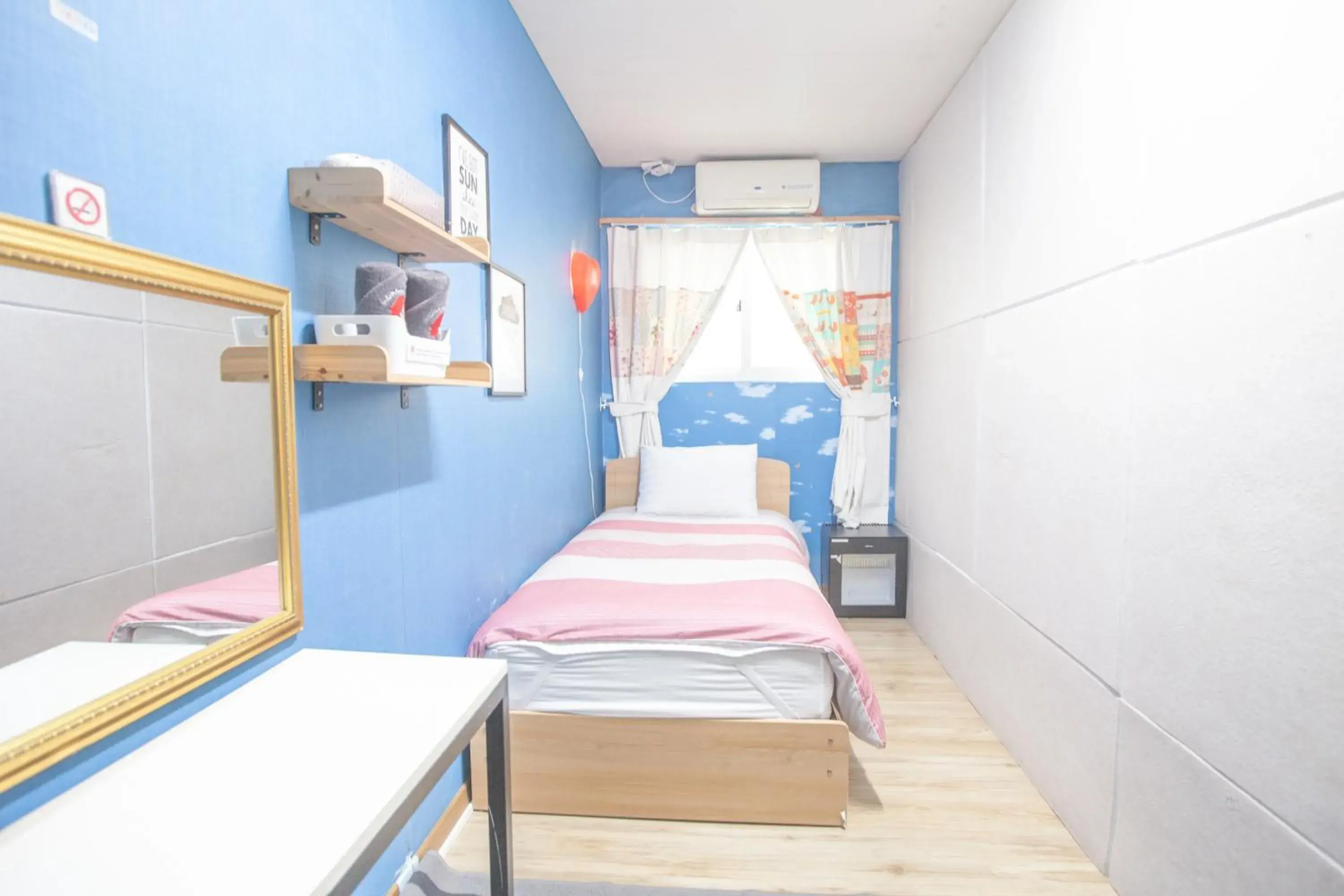Standard Single Room with Shared Bathroom in Hongdae Style Guesthouse Standard Single Room with Shared Bathroom in Hongdae Style Guesthouse