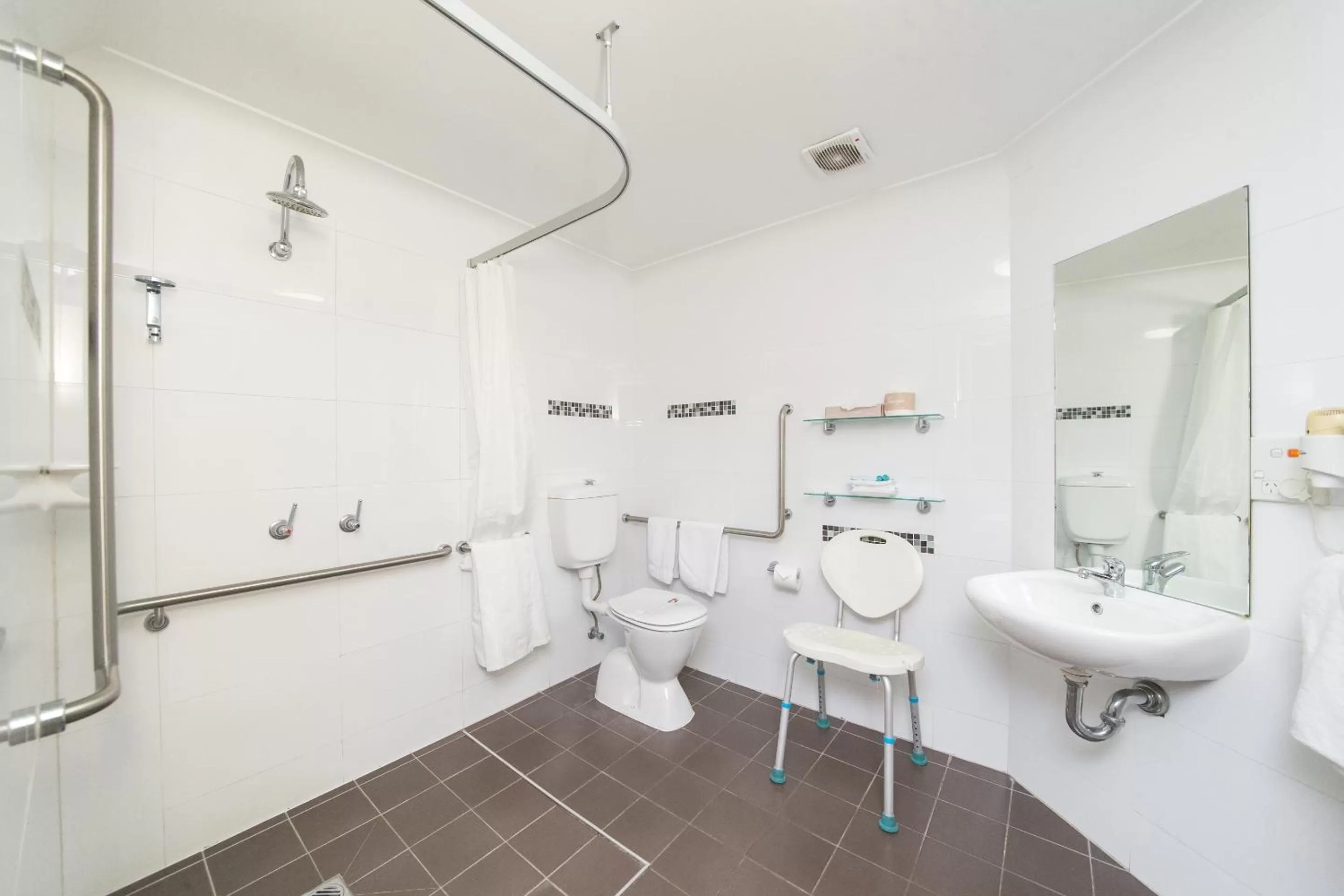 Bathroom in Rocky Resort Motor Inn